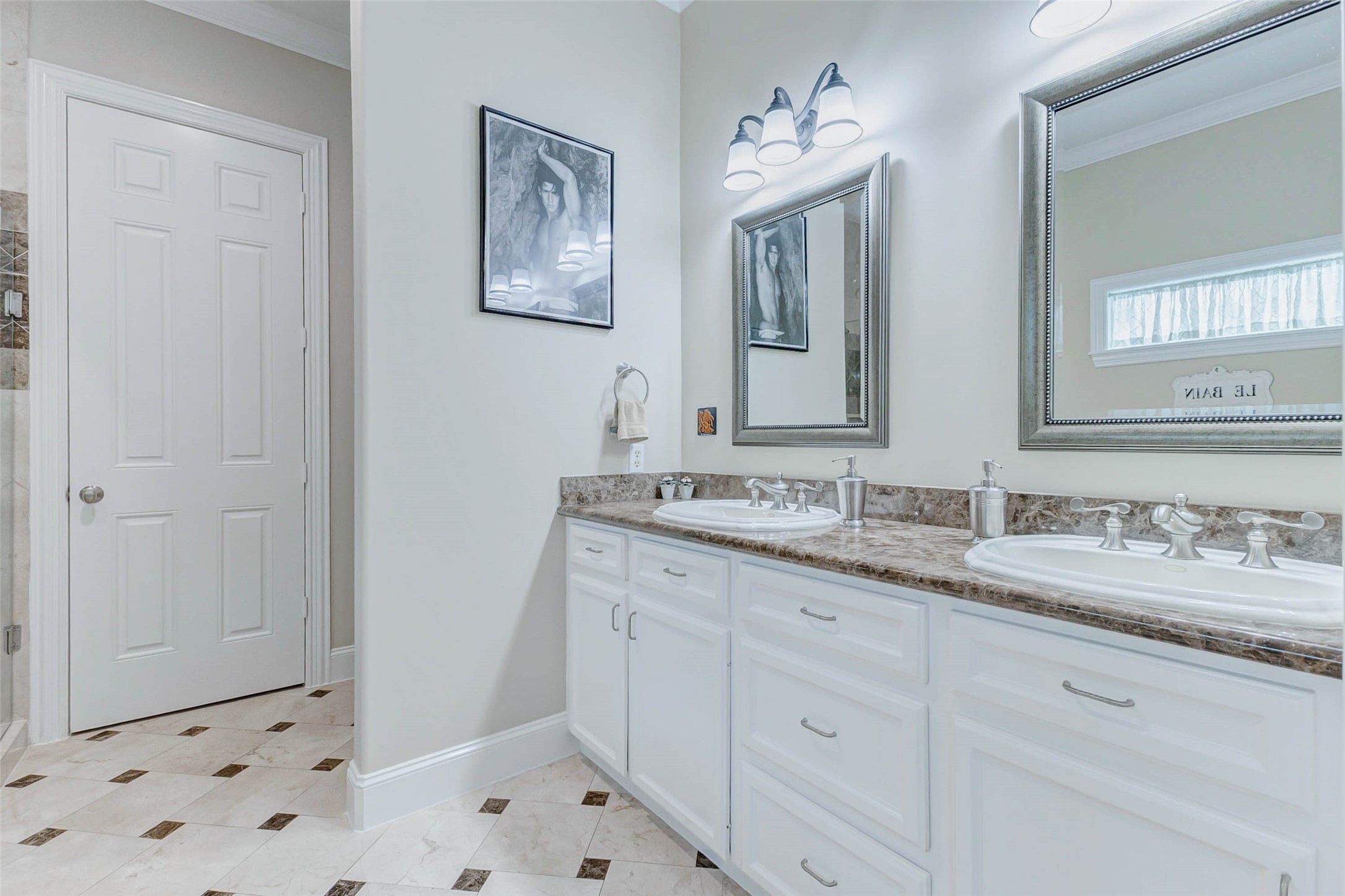 319 W 10 Street Property Photo 20