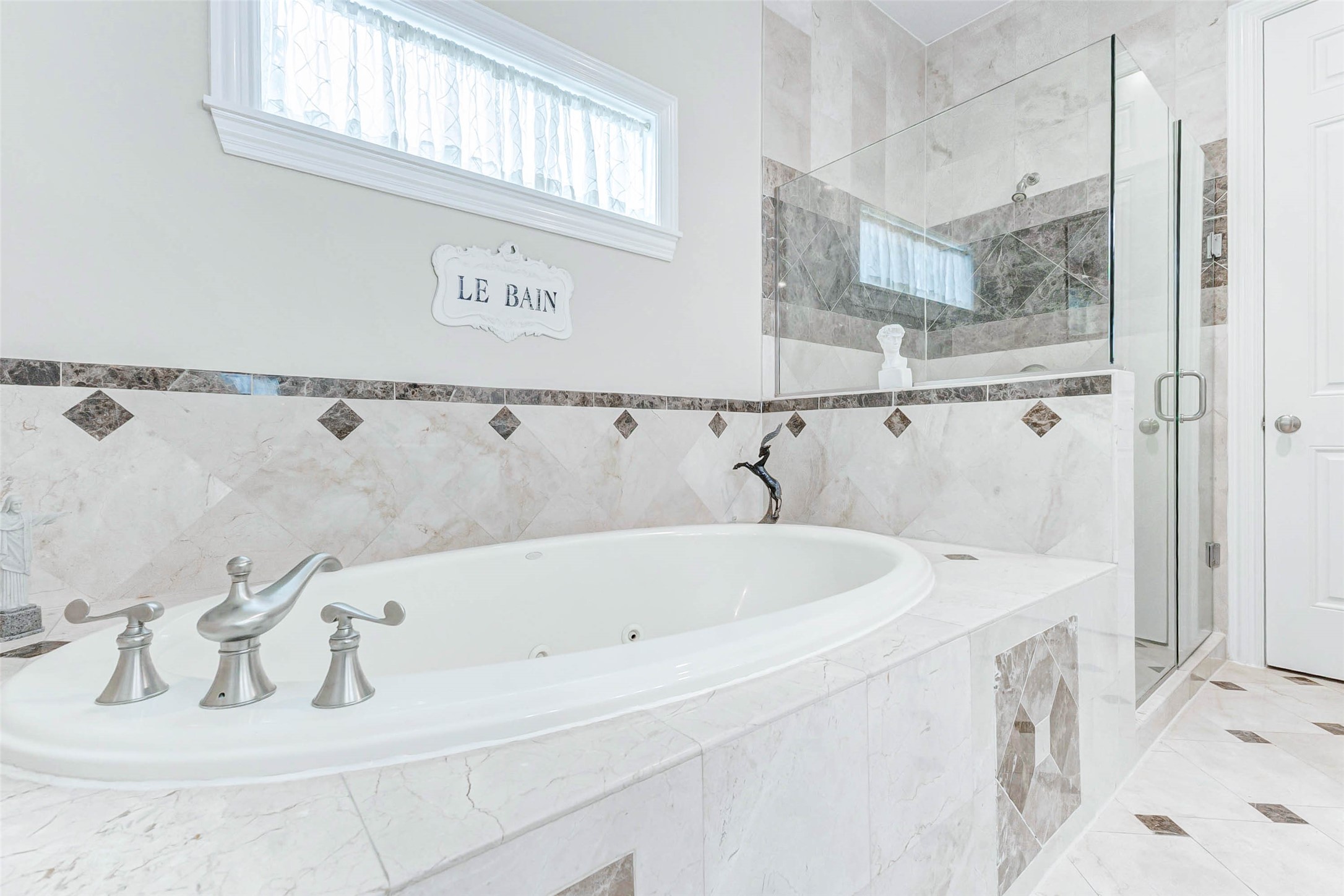 319 W 10 Street Property Photo 21