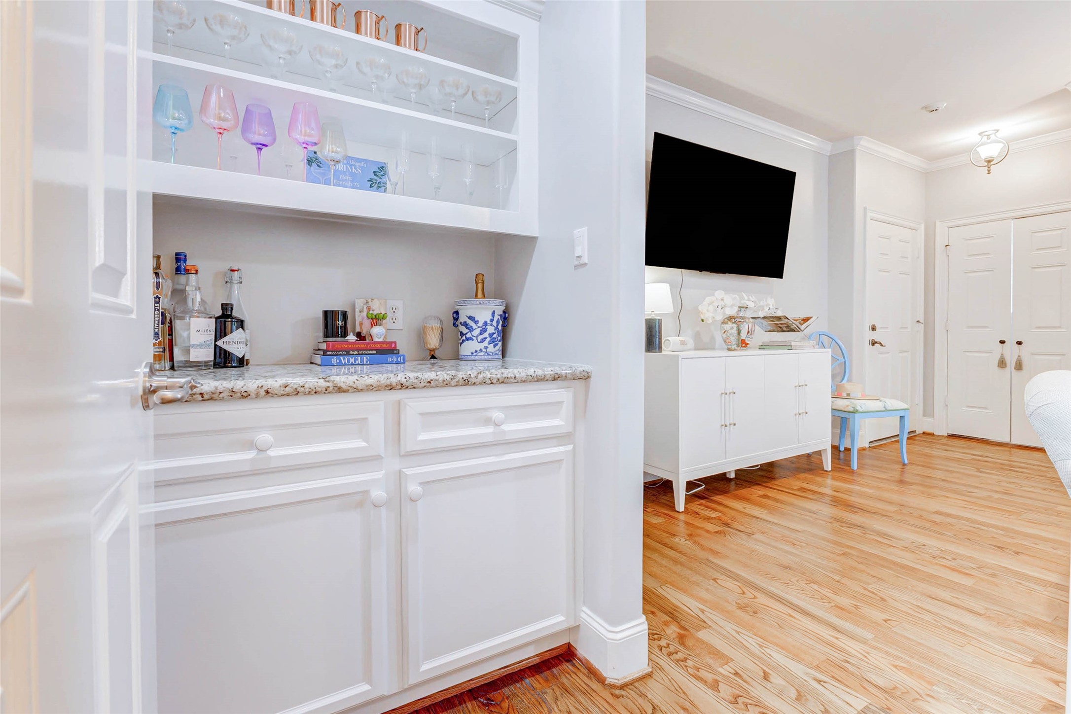 319 W 10 Street Property Photo 27