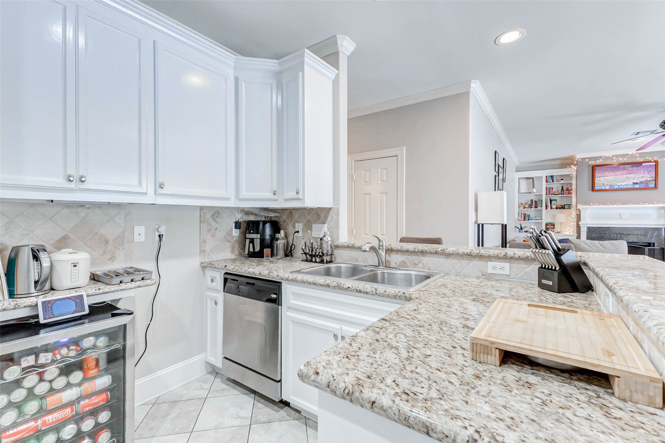 319 W 10 Street Property Photo 37