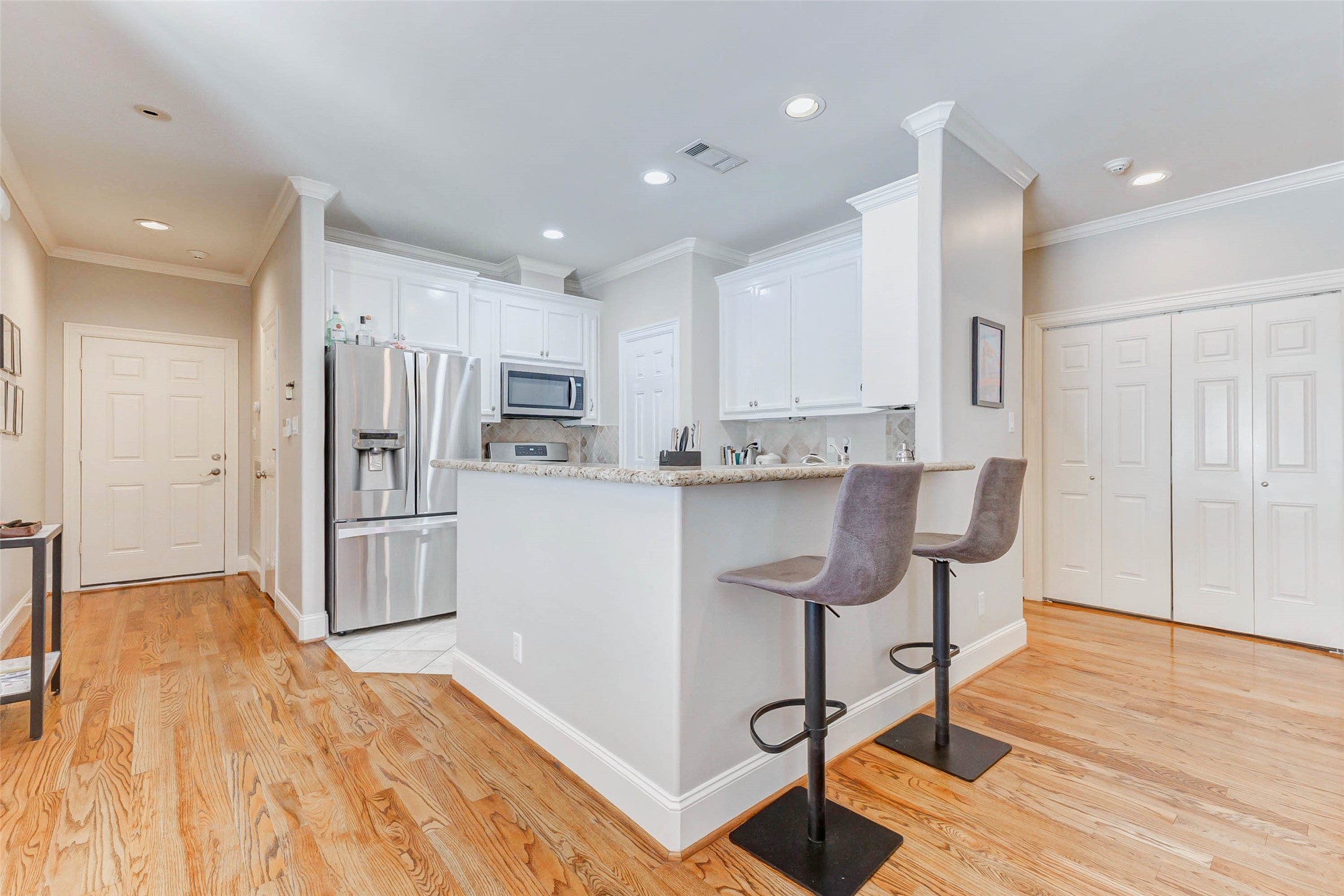 319 W 10 Street Property Photo 38