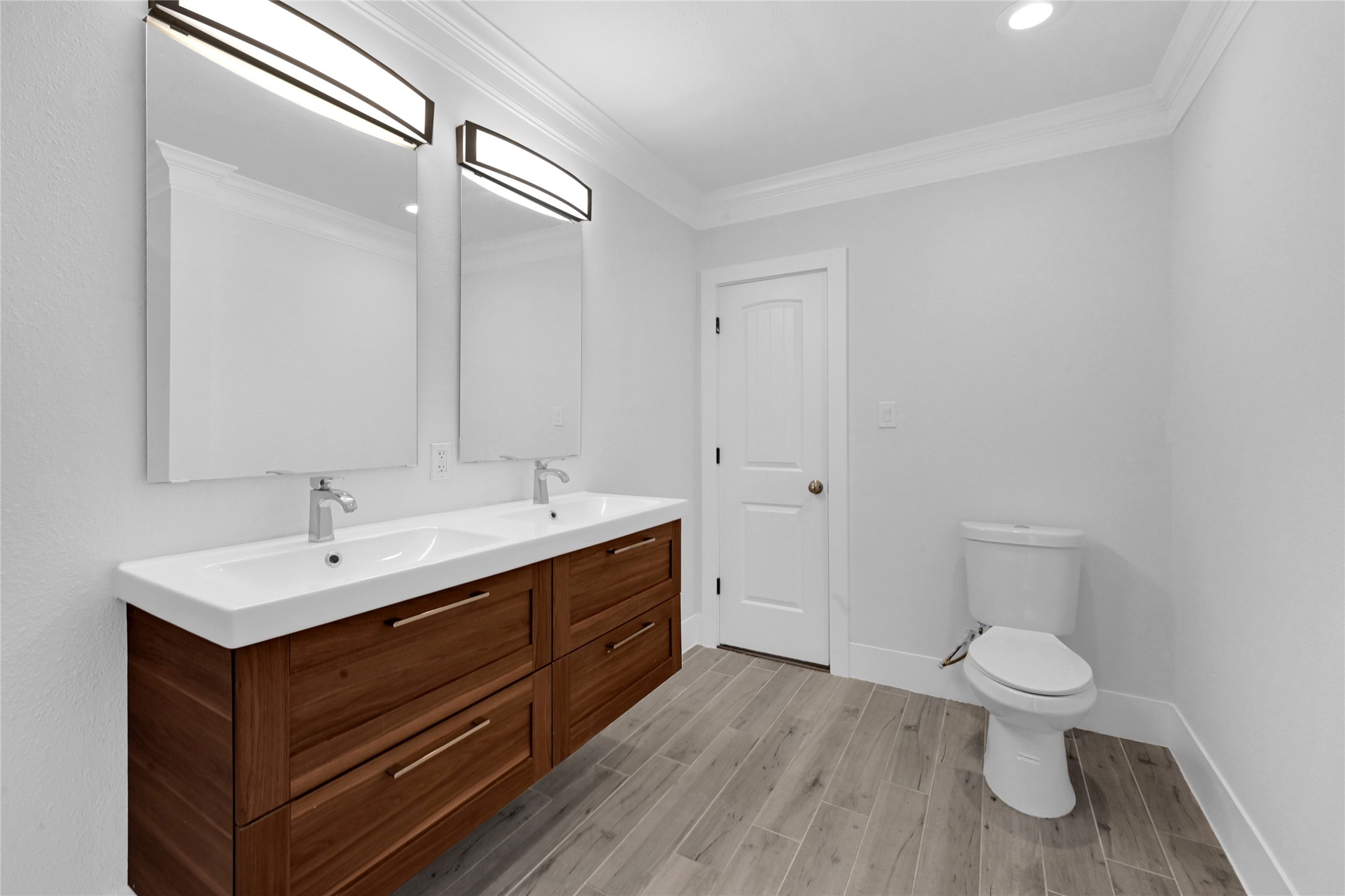 1633 Fourcade Street B Property Photo 5