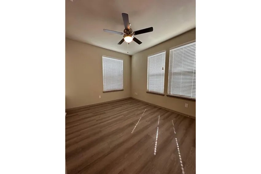 501 W Sam Houston Property Photo 7