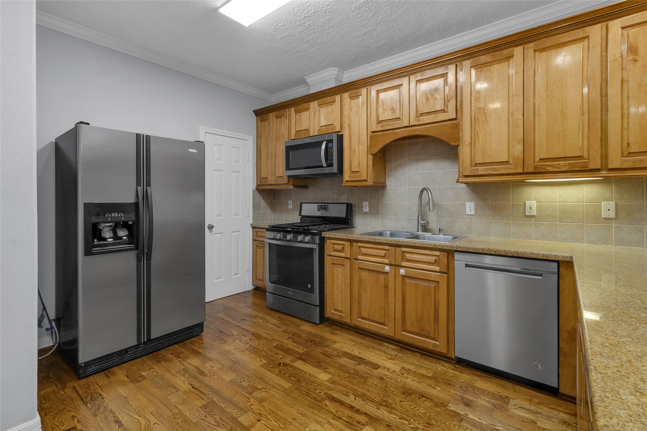 341 W 23rd Street Property Photo 5