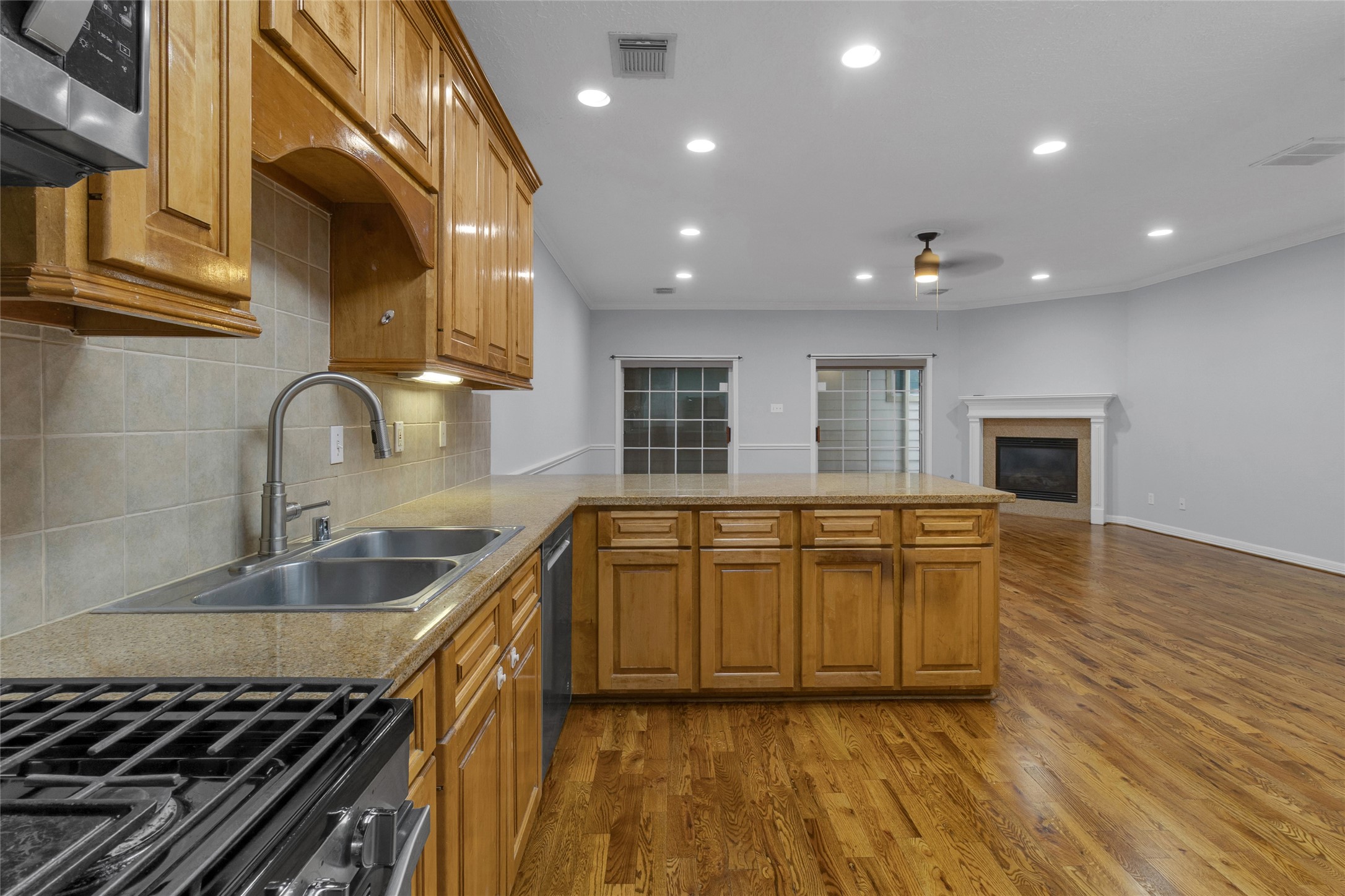 341 W 23rd Street Property Photo 6
