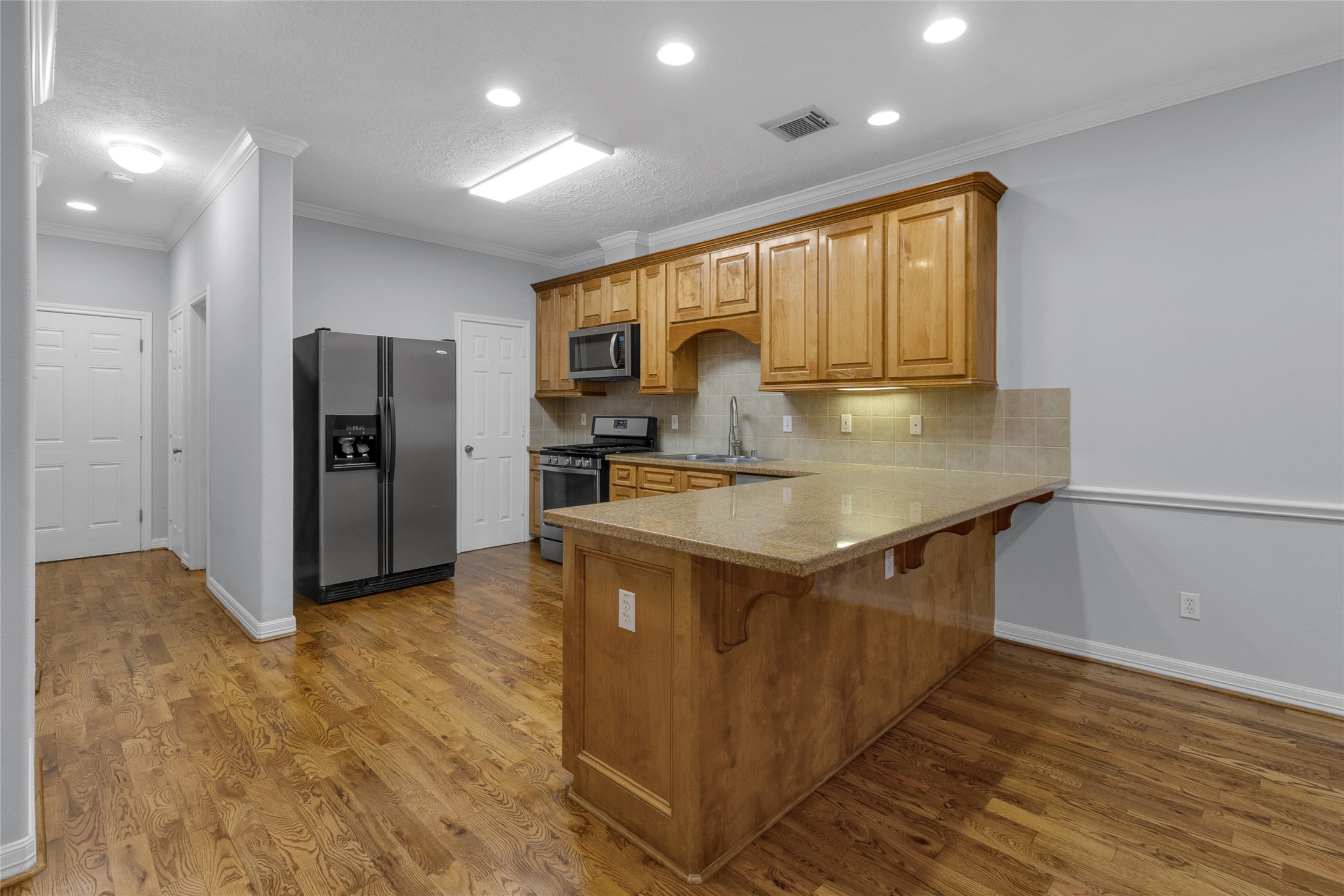 341 W 23rd Street Property Photo 7