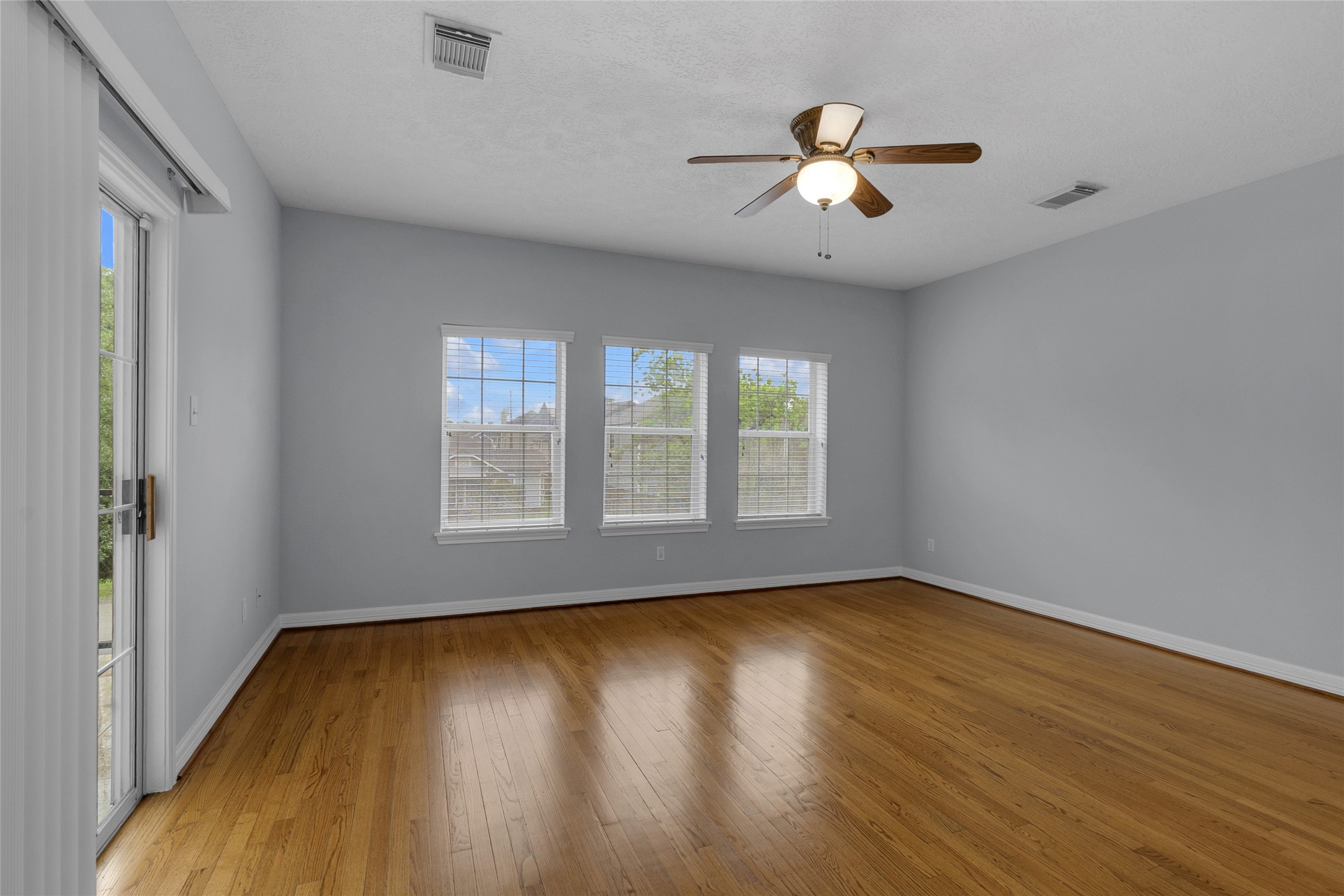 341 W 23rd Street Property Photo 19
