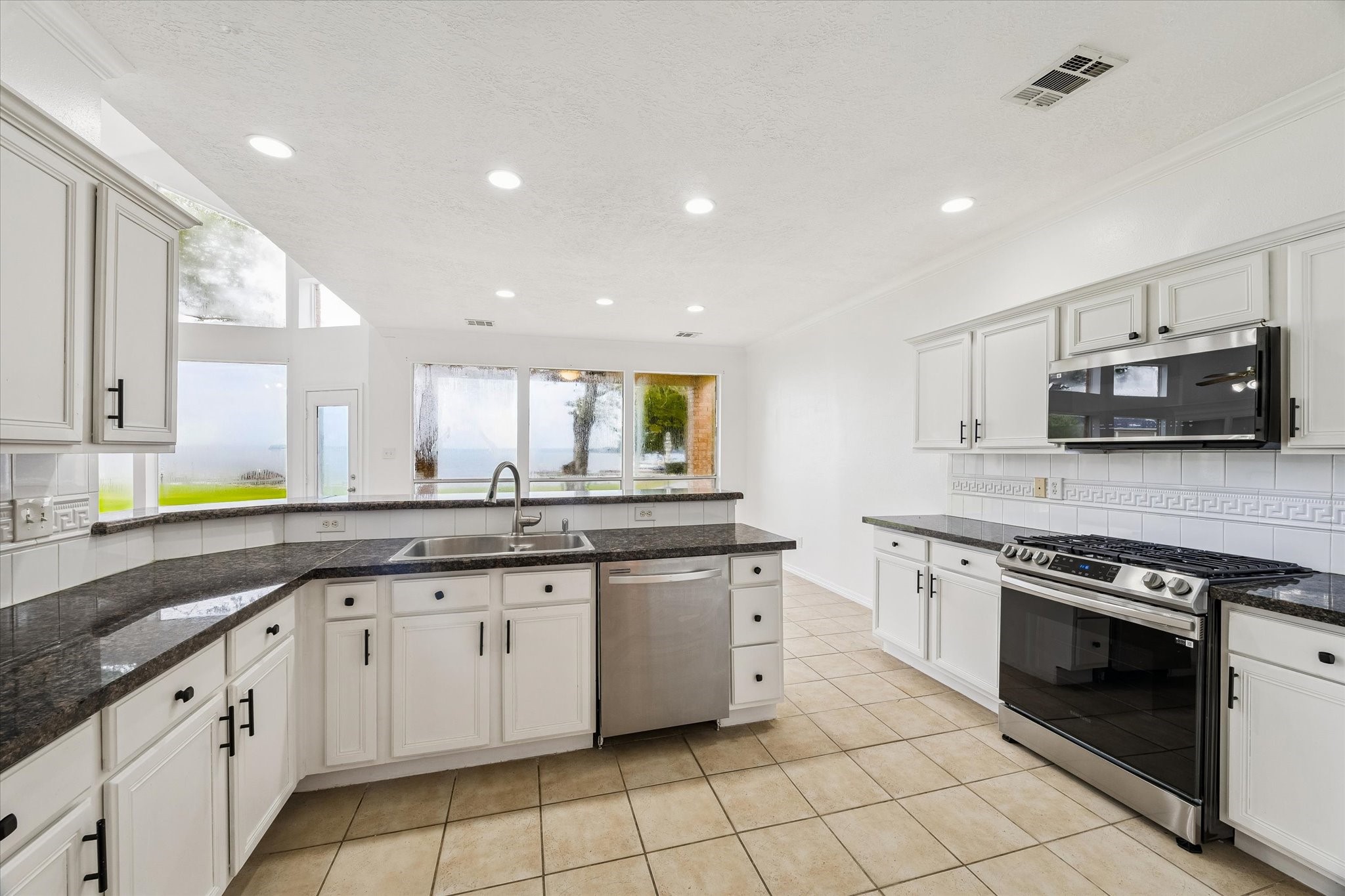 14527 Clipper Circle Drive Property Photo 6