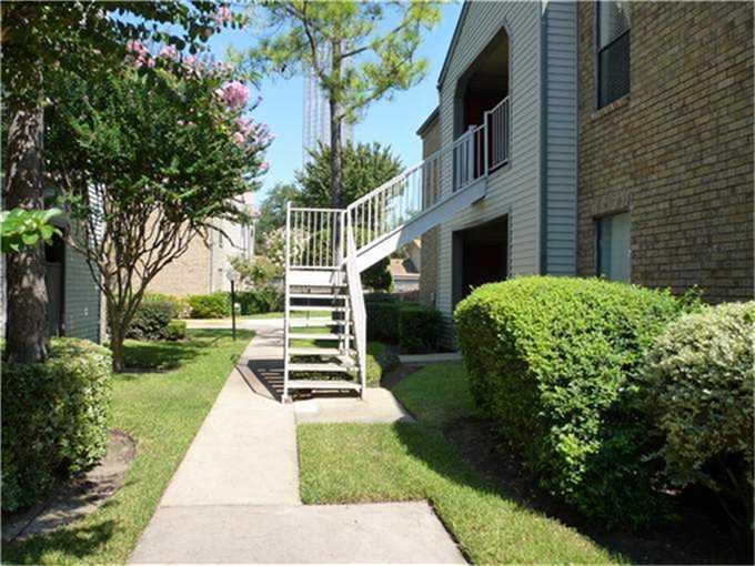 2025 Augusta Drive 203 Property Photo 2