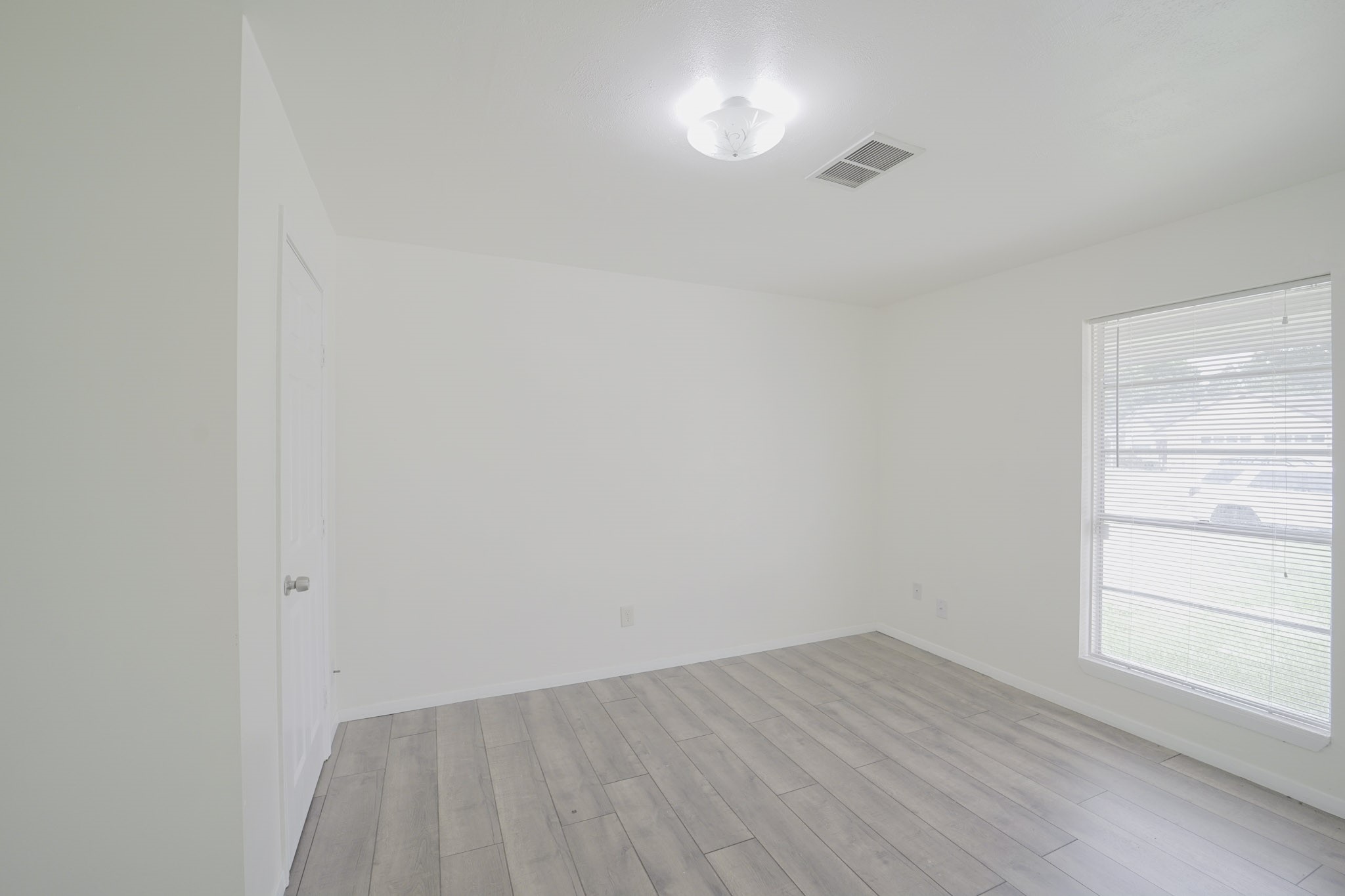 9811 Mango Street Property Photo 6