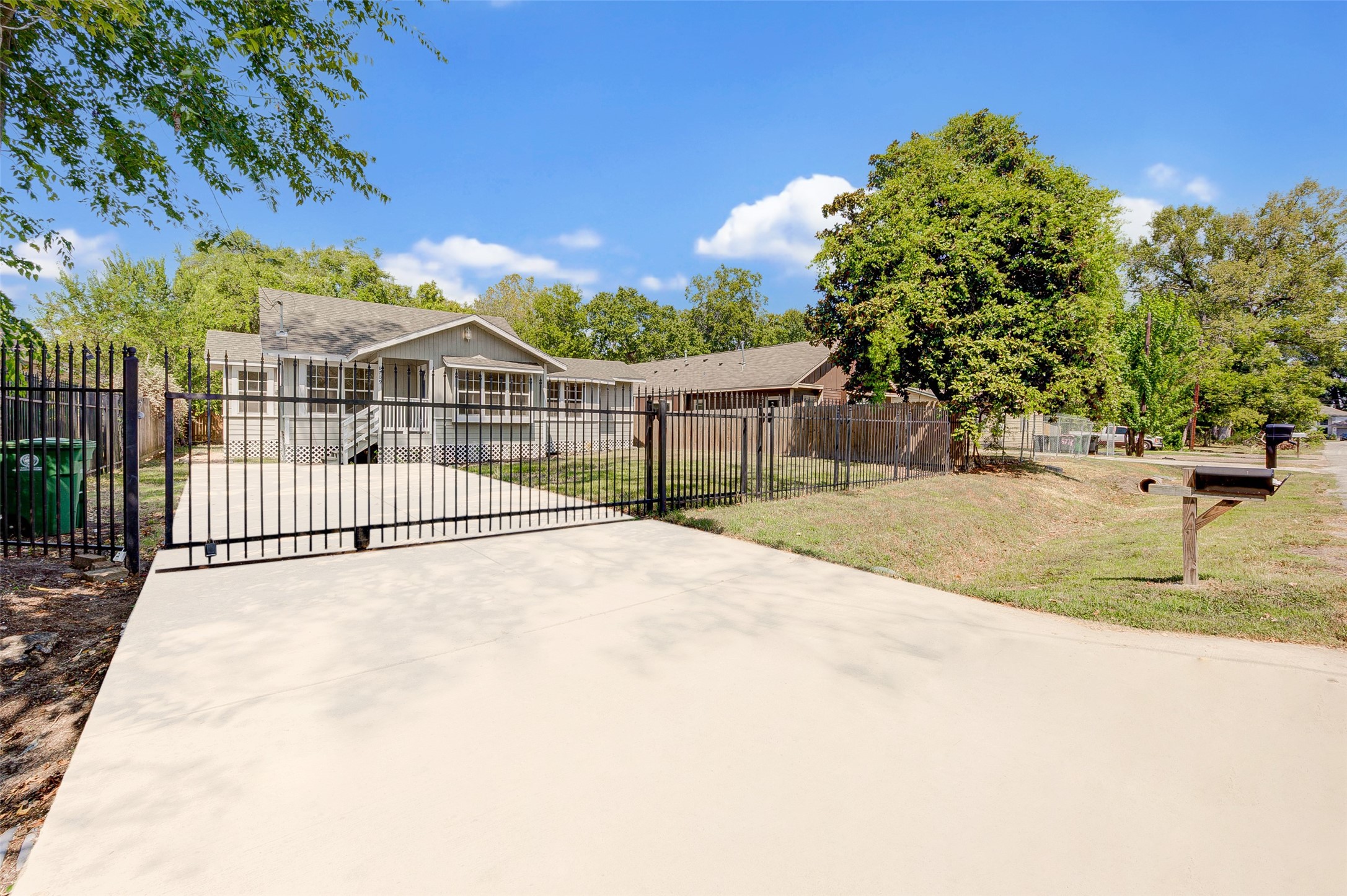 8709 Knox Street Property Photo 1
