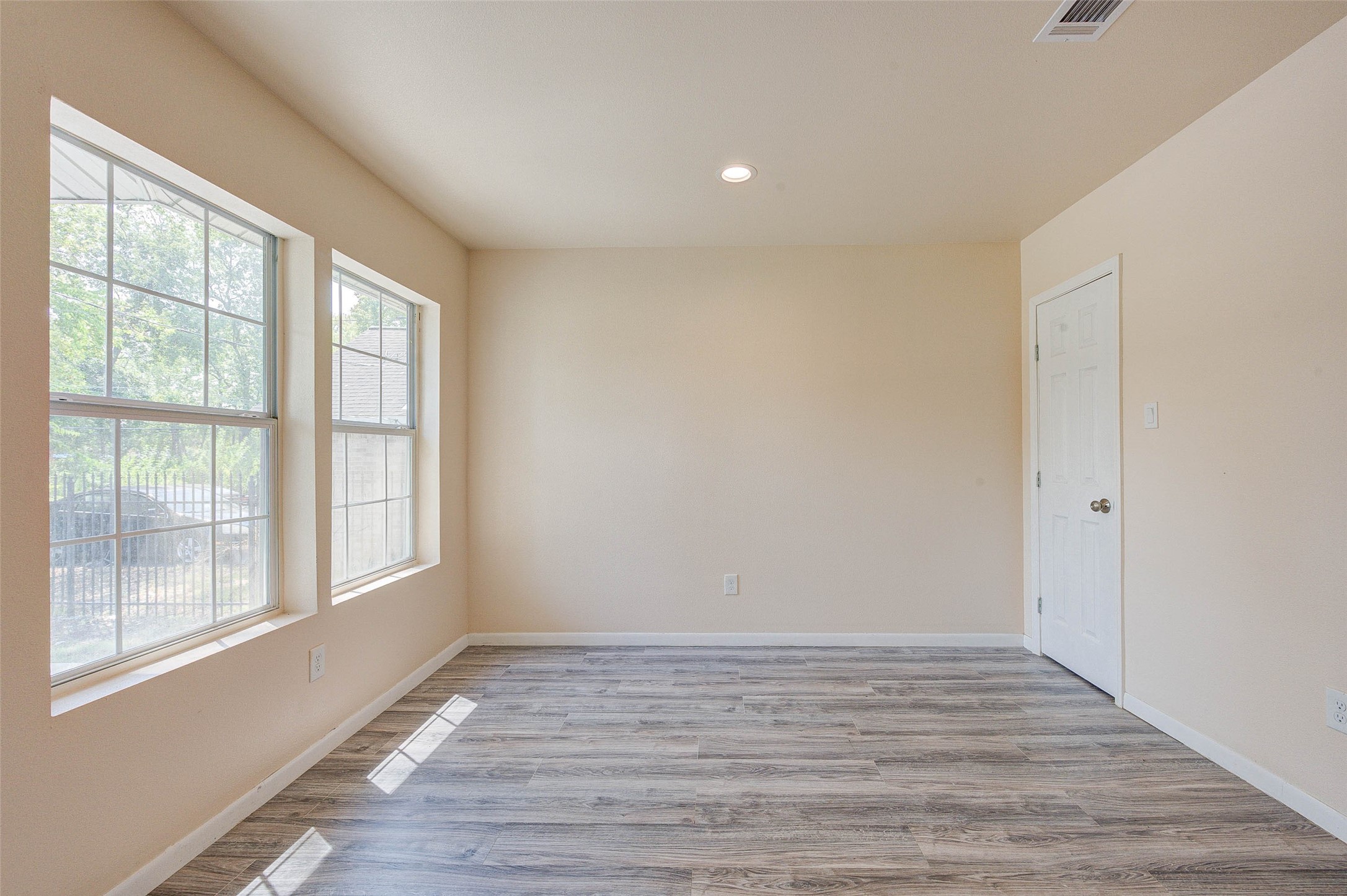 8709 Knox Street Property Photo 28