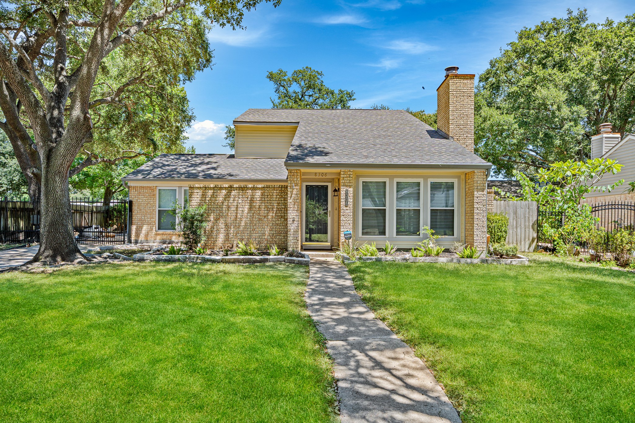 8306 Pine Falls Drive Property Photo 3