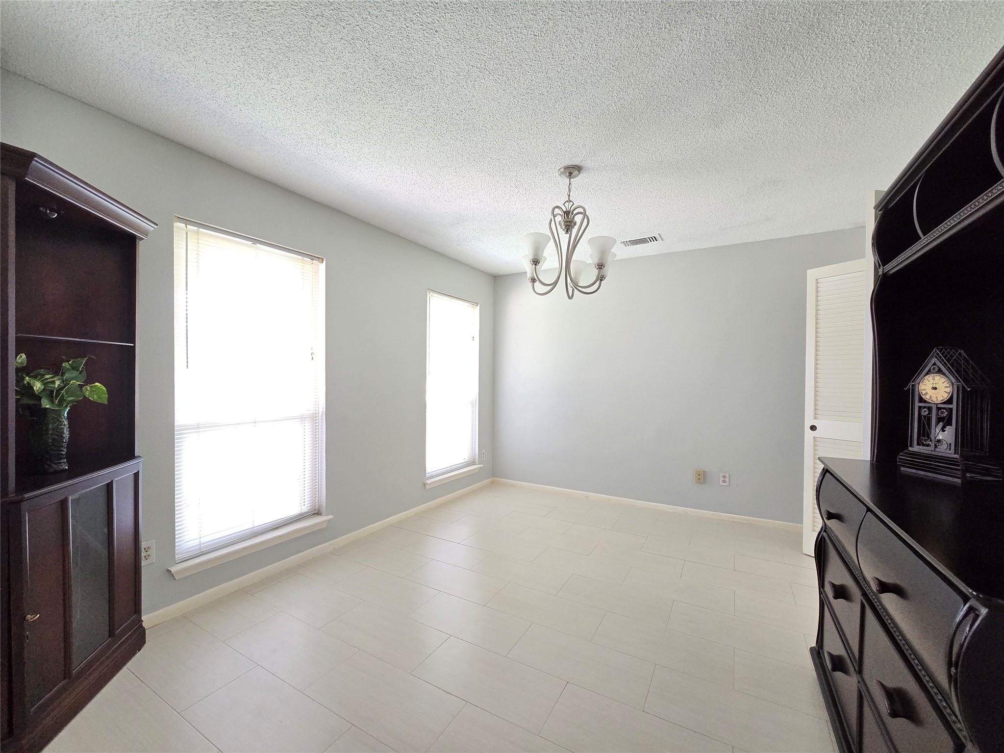 3118 Flintwood Drive Property Photo 3