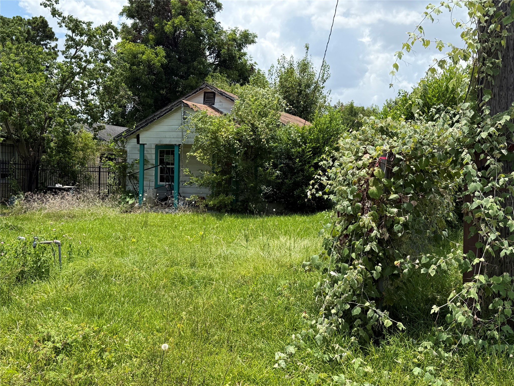 2506 King Street Property Photo 3