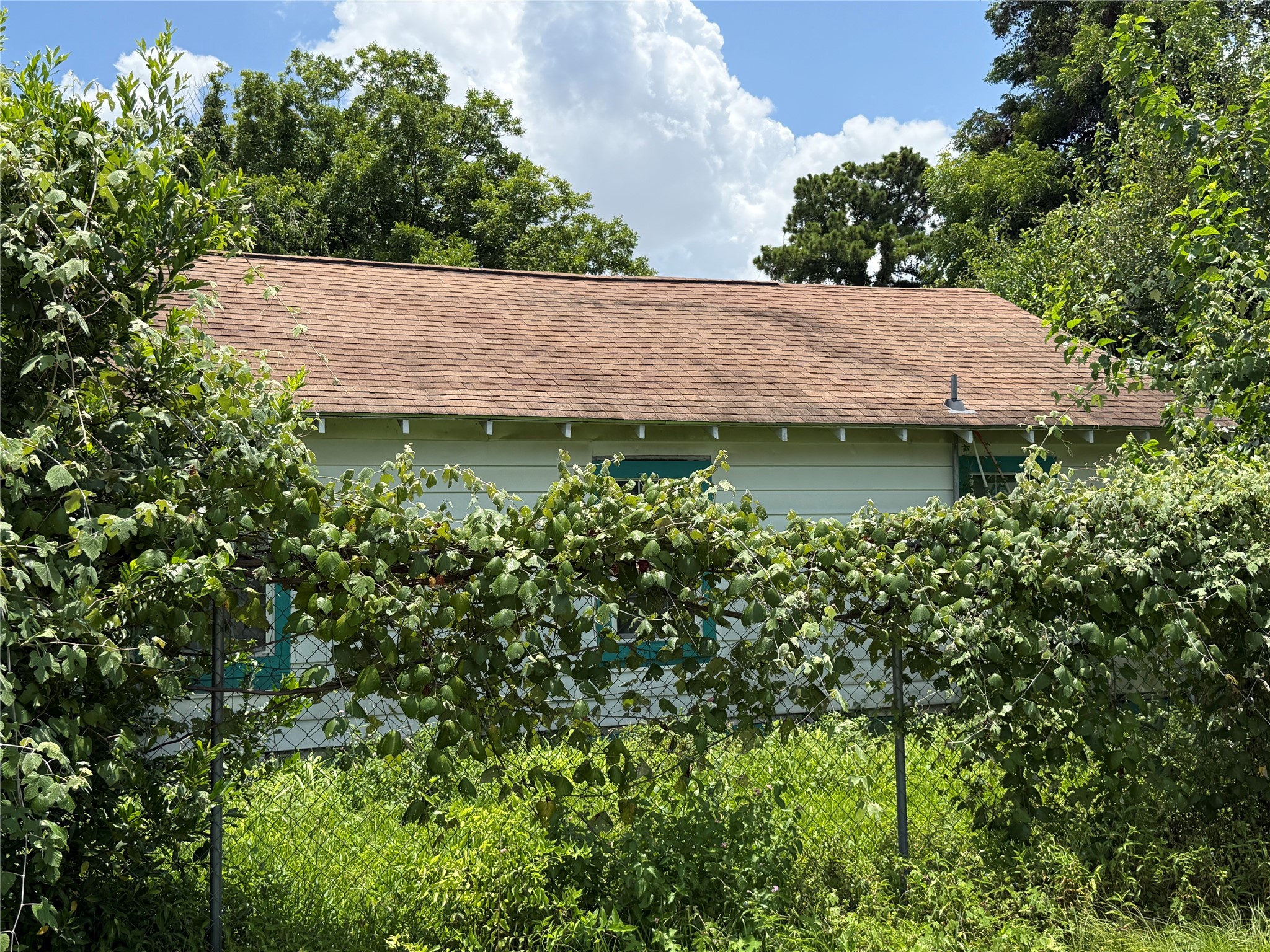 2506 King Street Property Photo 4