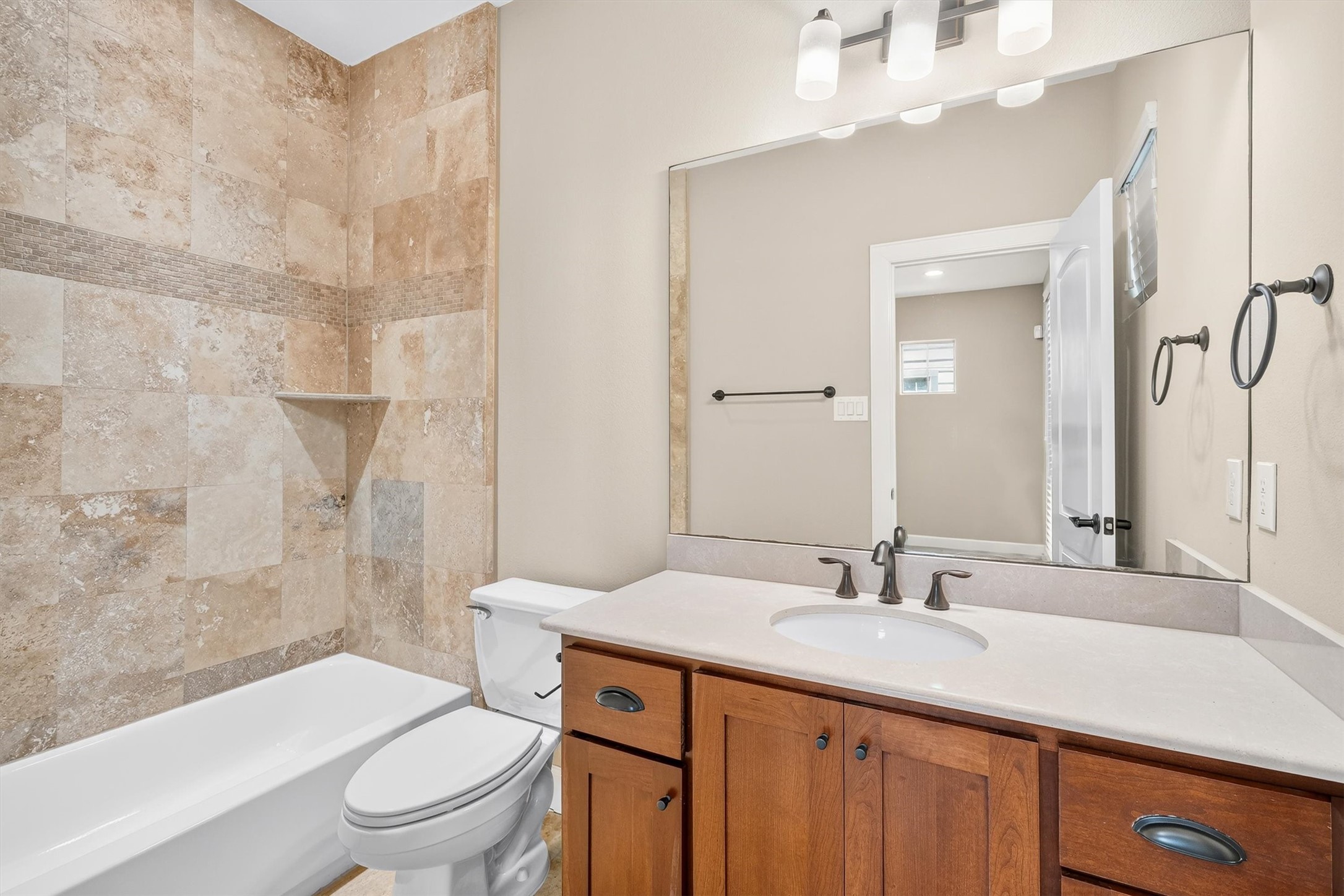 1129 W Bell Street Property Photo 22