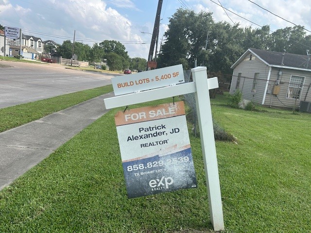 2011 Waco Street Property Photo 1