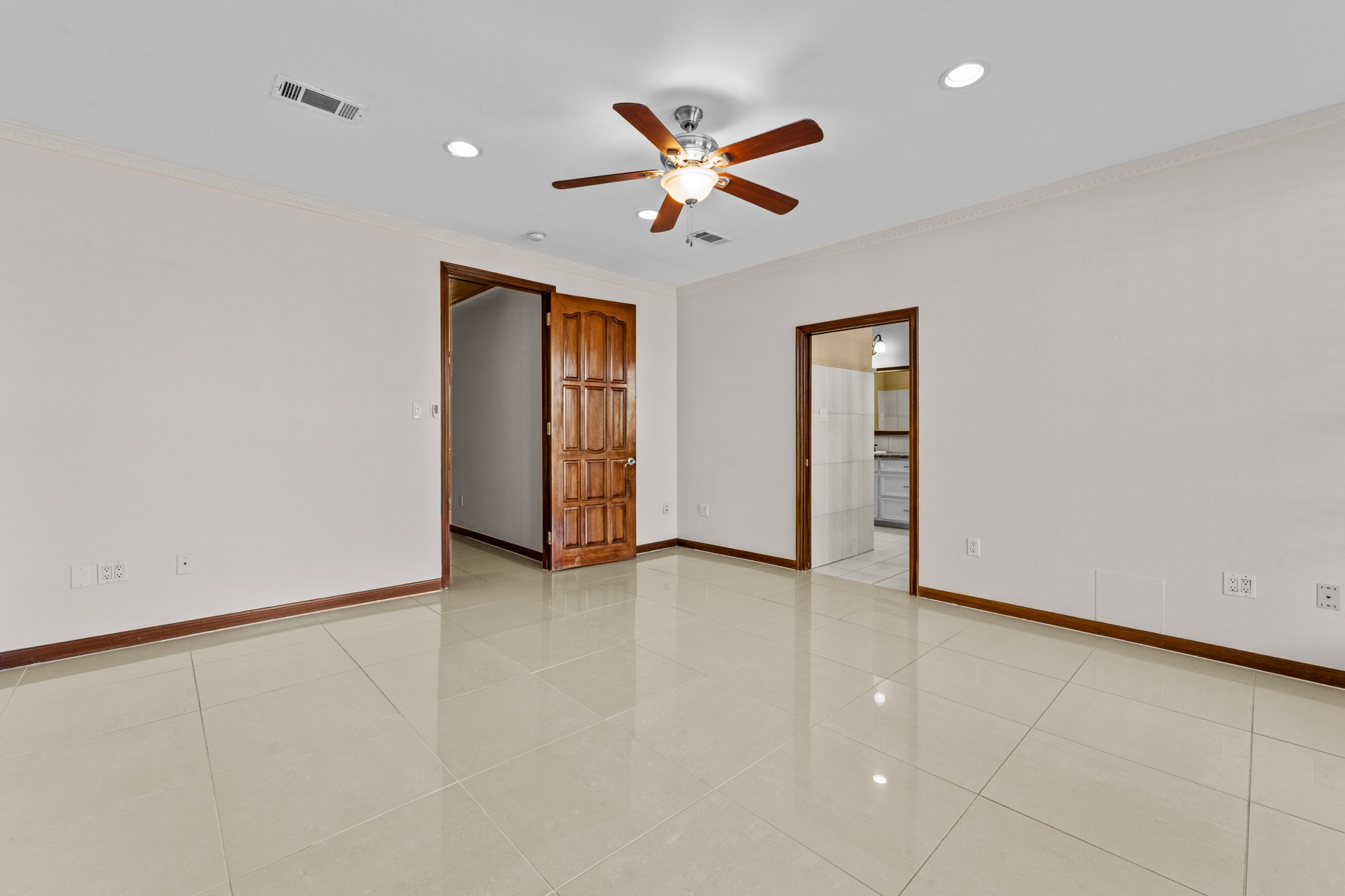6016 Kirby Drive Property Photo 9