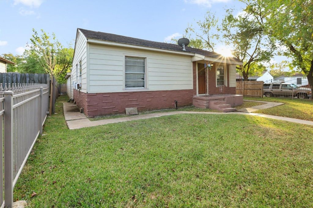 2111 3rd Street Property Photo 1