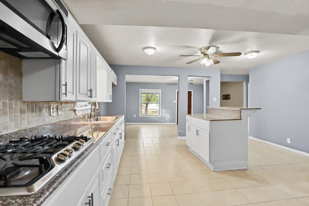 2111 3rd Street Property Photo 4