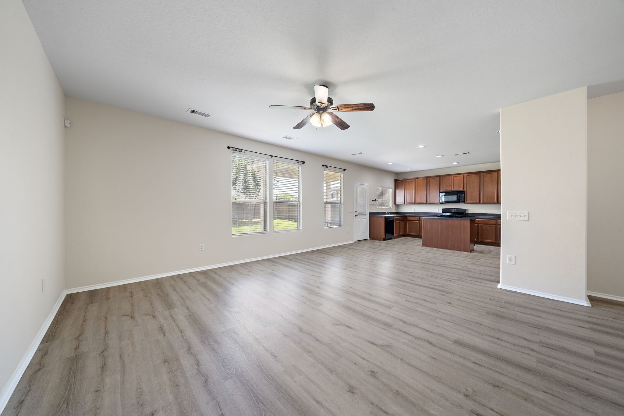 1418 S Maple Drive Property Photo 2