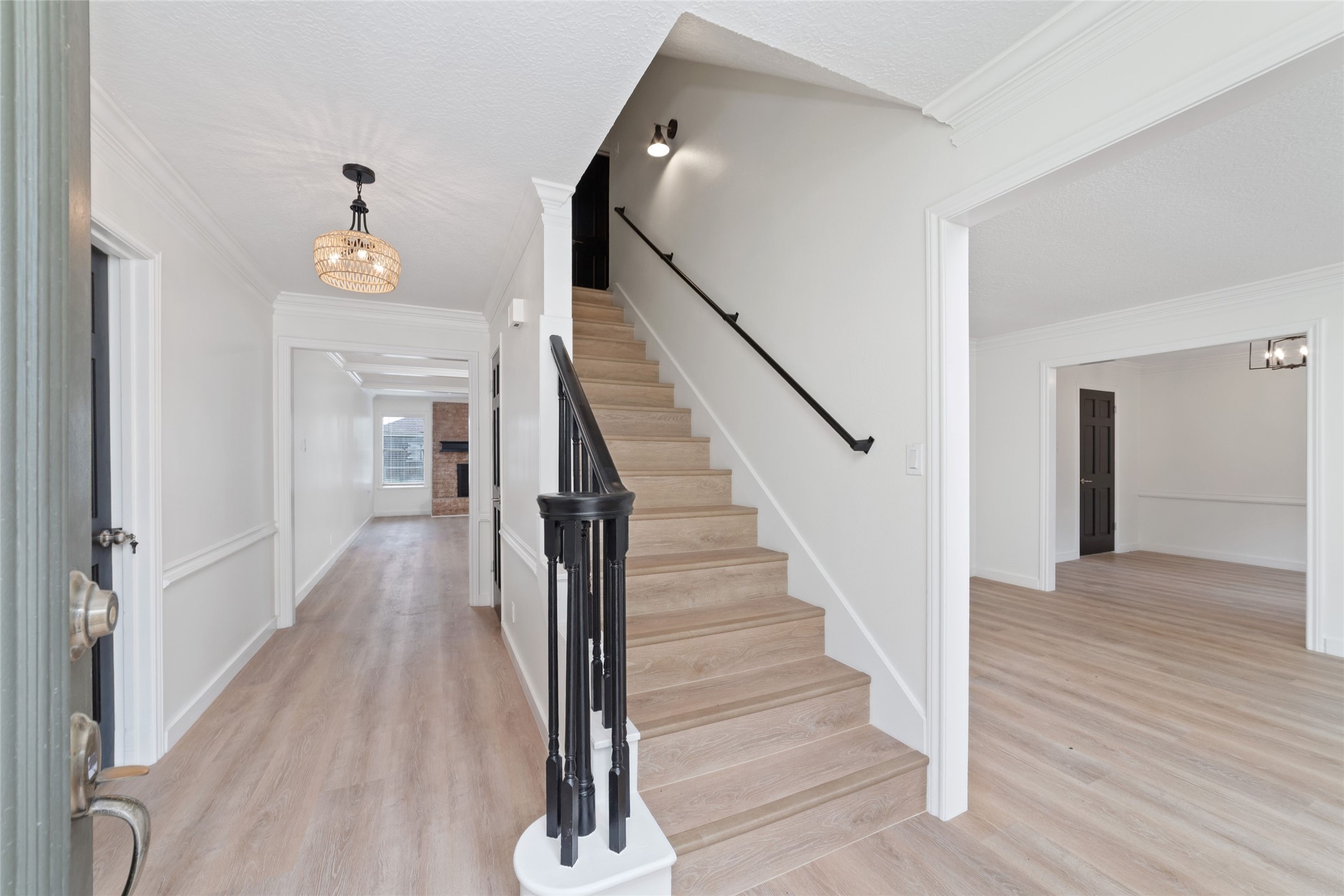 7910 Oak Moss Drive Property Photo 3