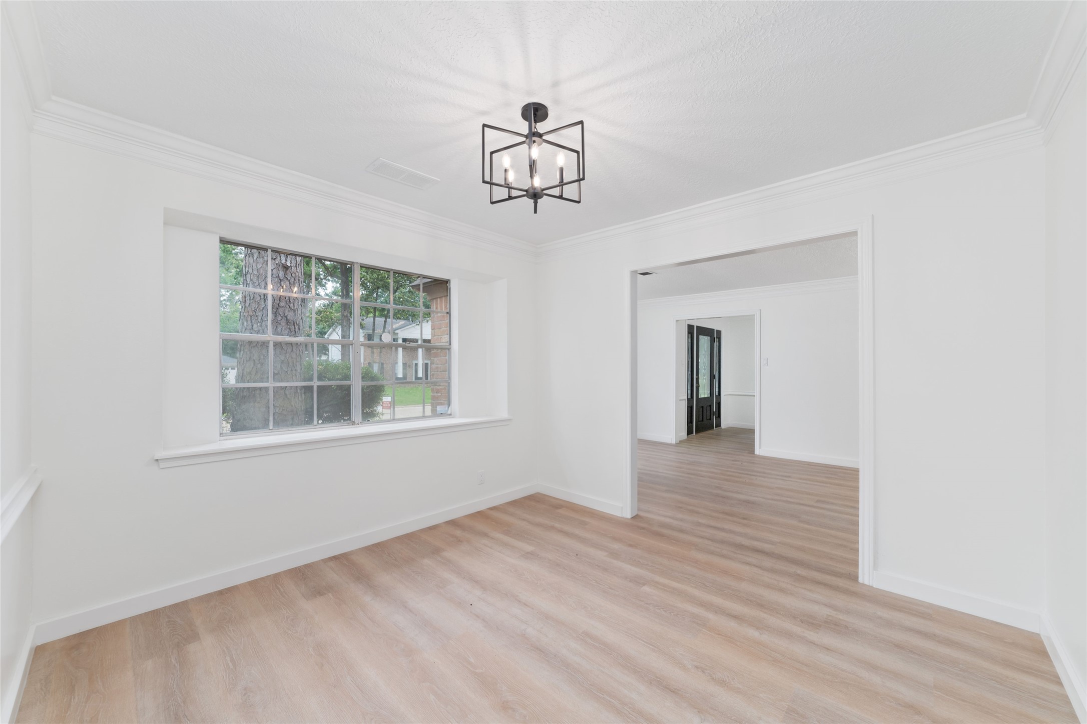 7910 Oak Moss Drive Property Photo 4