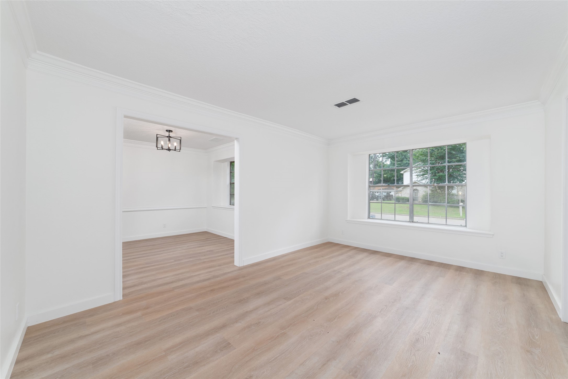 7910 Oak Moss Drive Property Photo 5