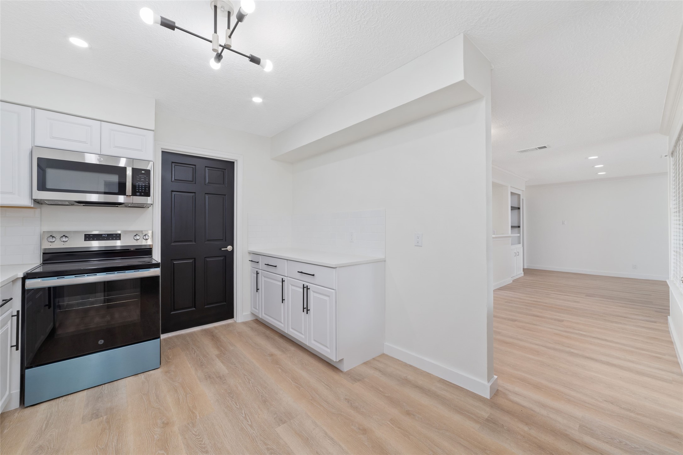 7910 Oak Moss Drive Property Photo 10