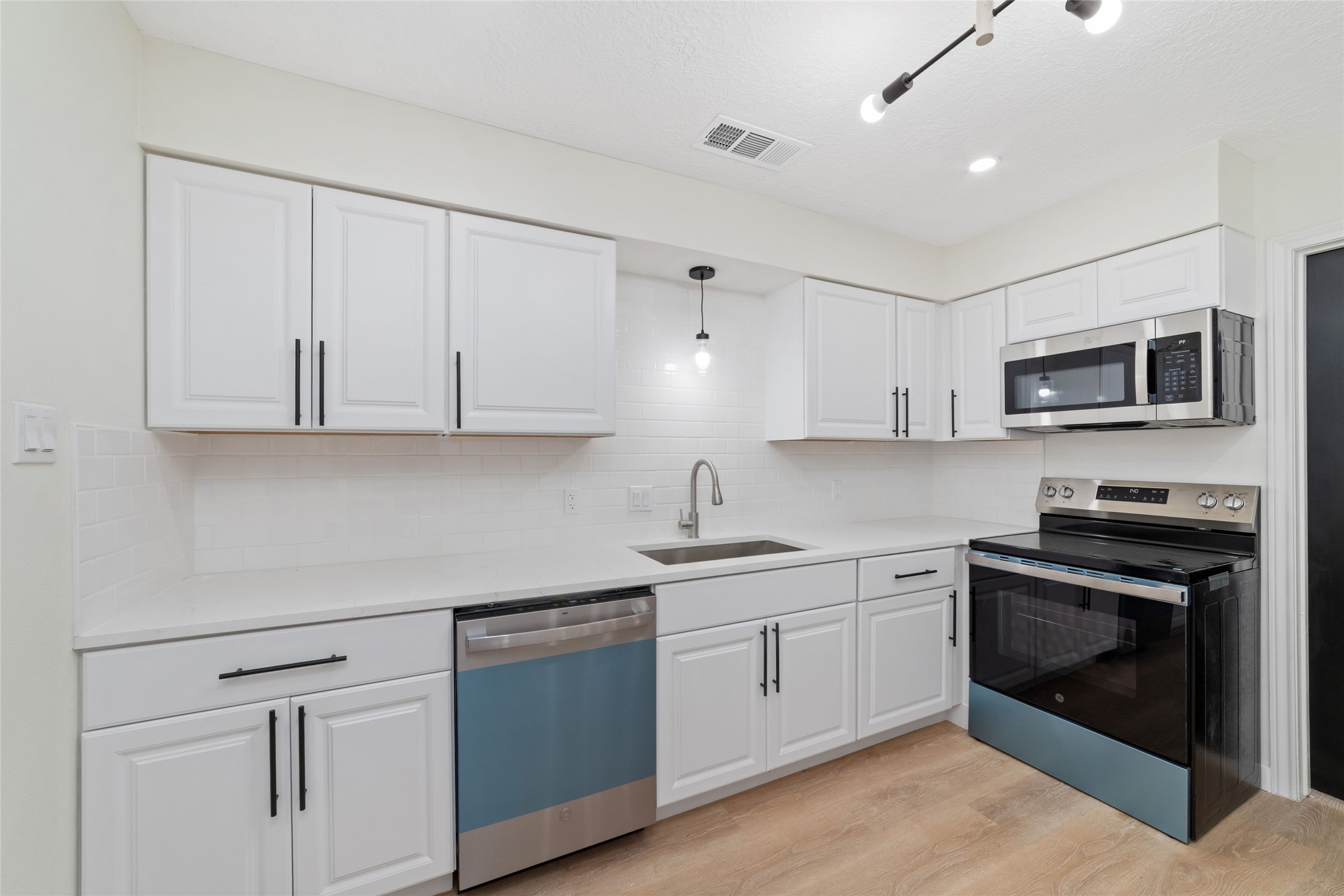 7910 Oak Moss Drive Property Photo 11