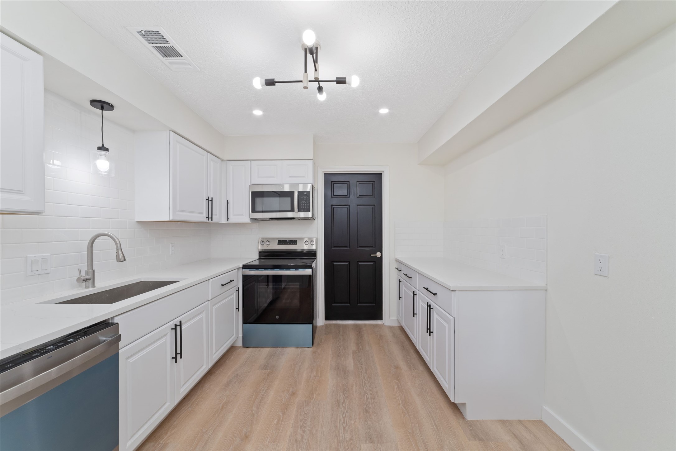 7910 Oak Moss Drive Property Photo 12