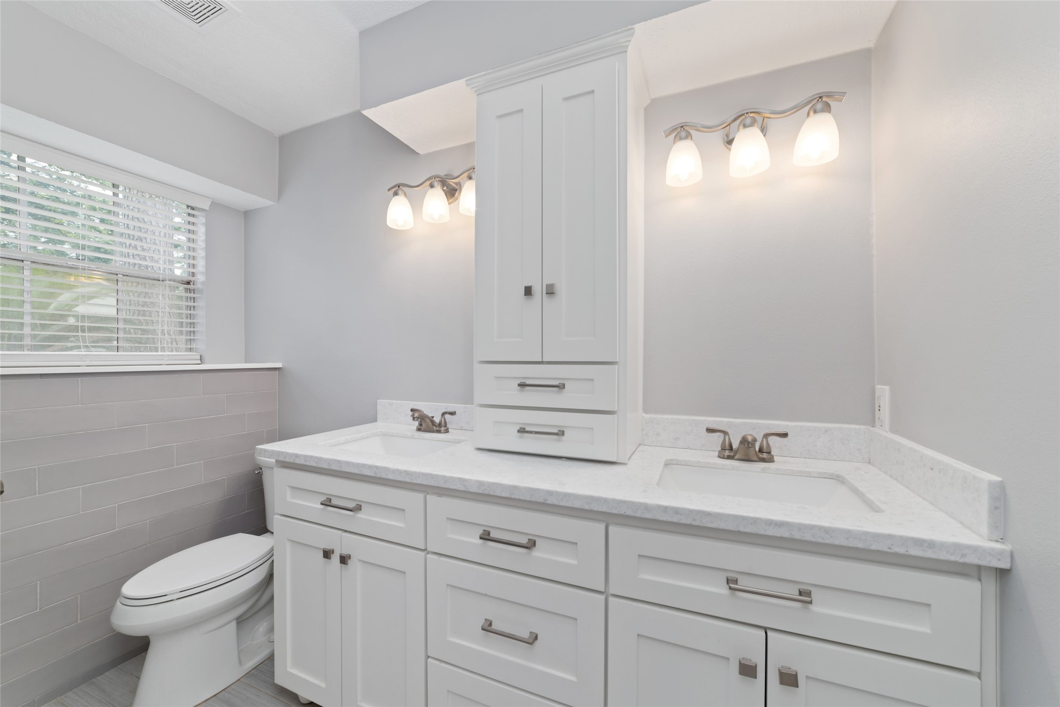 7910 Oak Moss Drive Property Photo 16