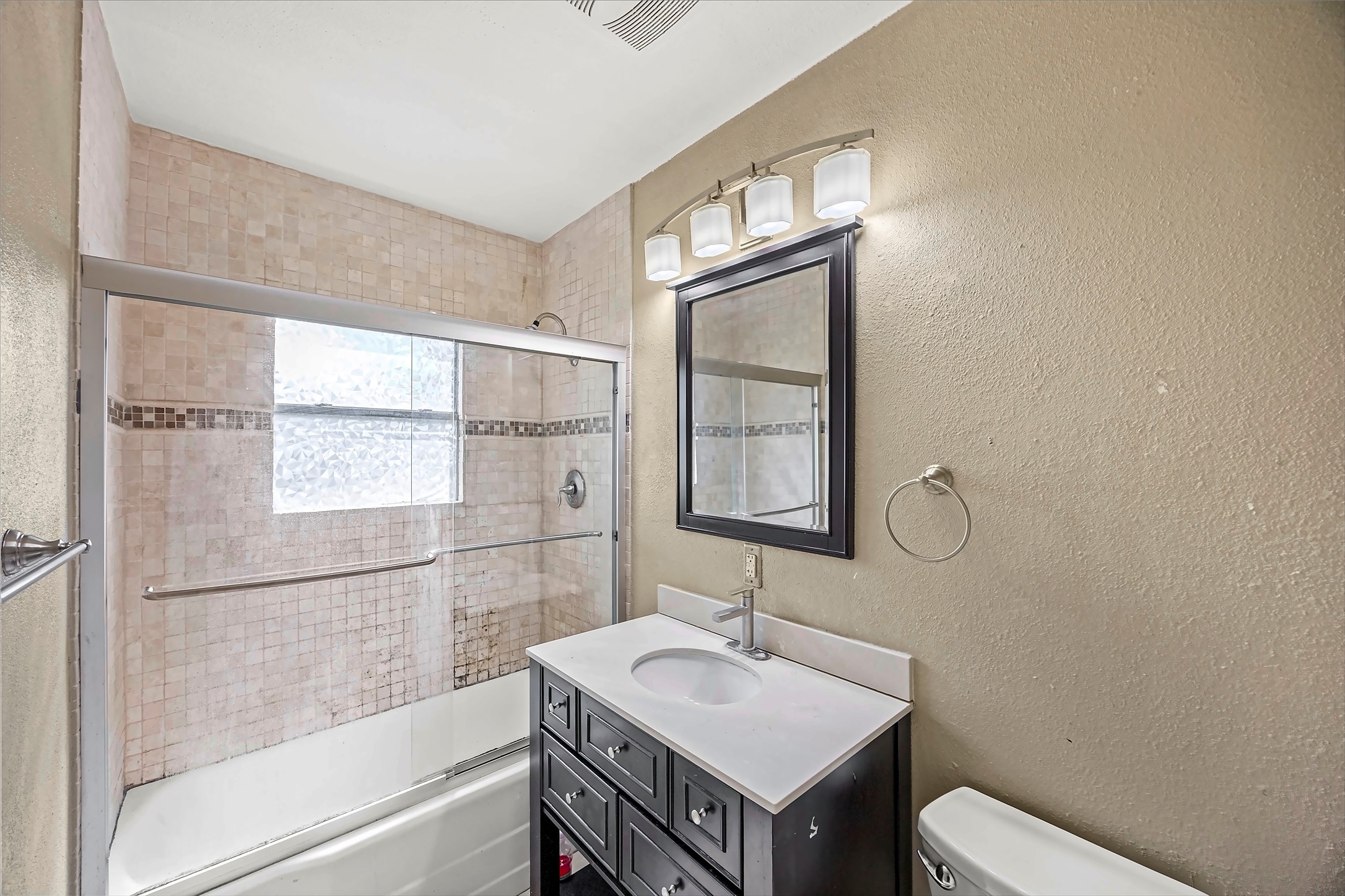 209 South Street Property Photo 13