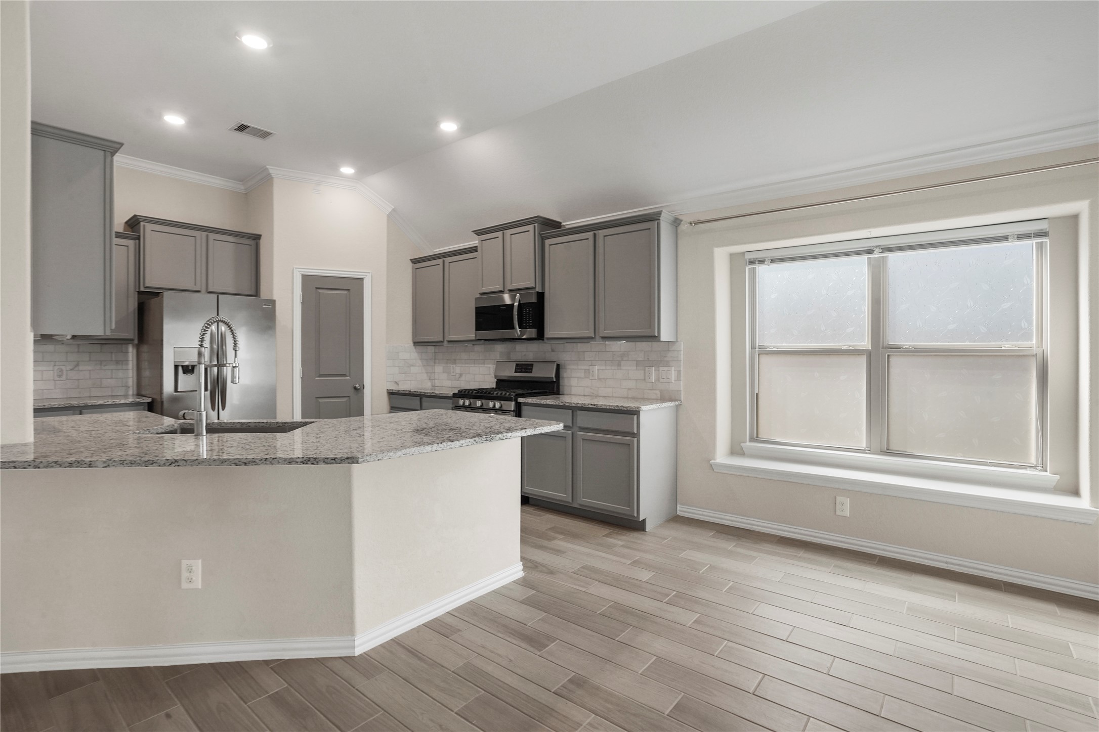 15218 Kickapoo Cavern Drive Property Photo 4