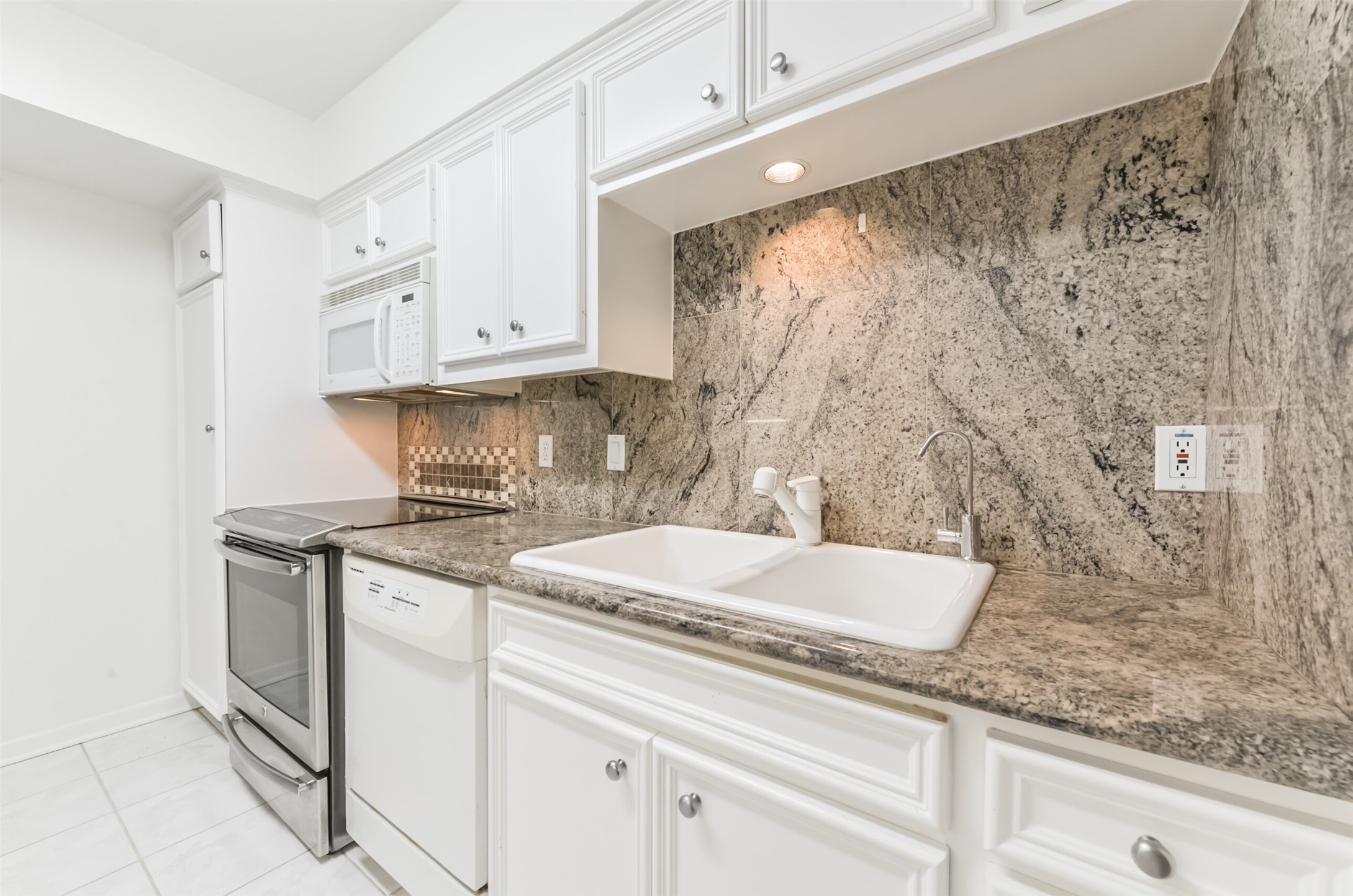 14341 Misty Meadow Ln Property Photo 17