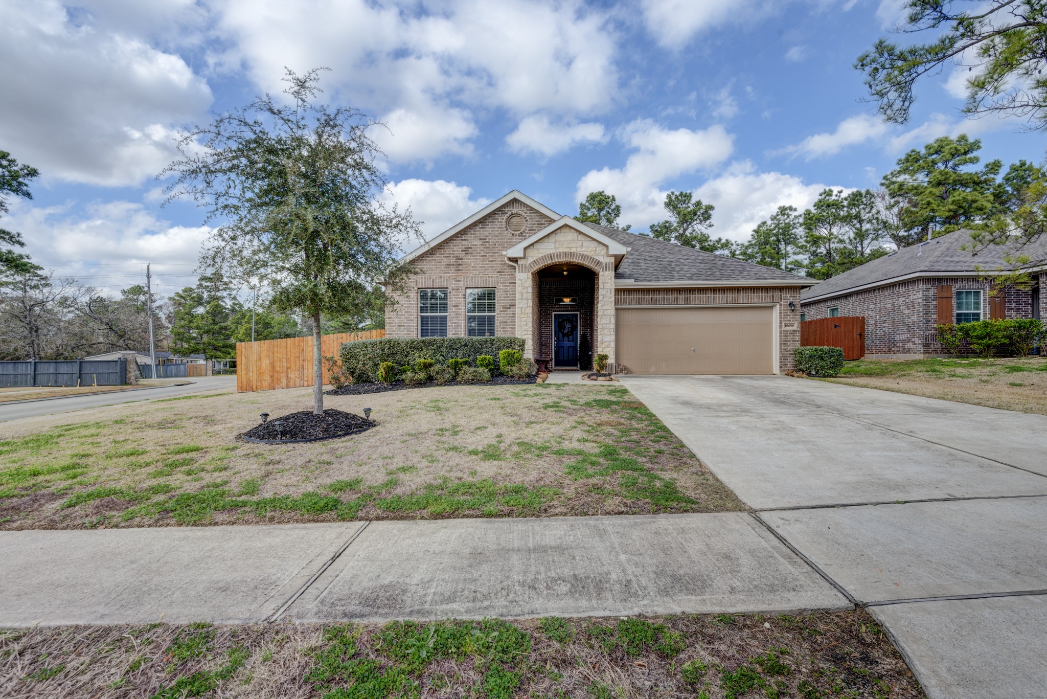 18698 Legend Oaks Drive Property Photo 2