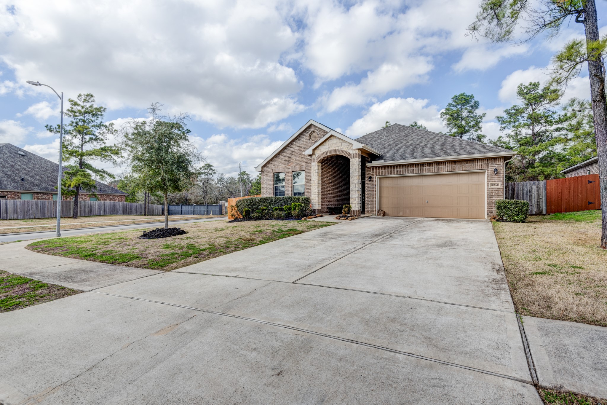18698 Legend Oaks Drive Property Photo 3