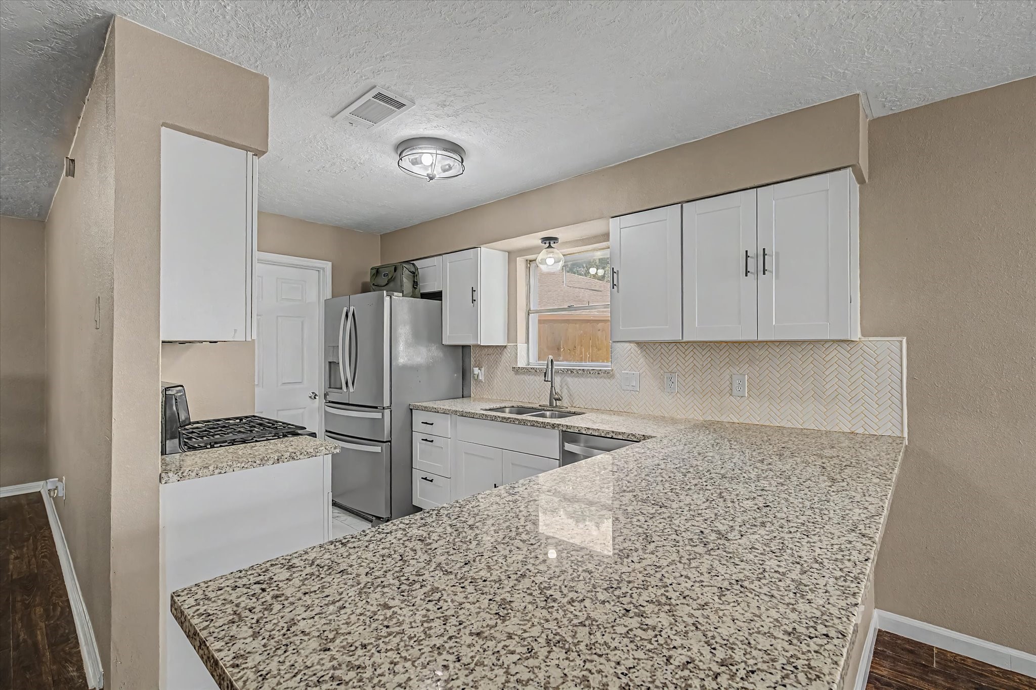 2901 Castle Court Property Photo 4