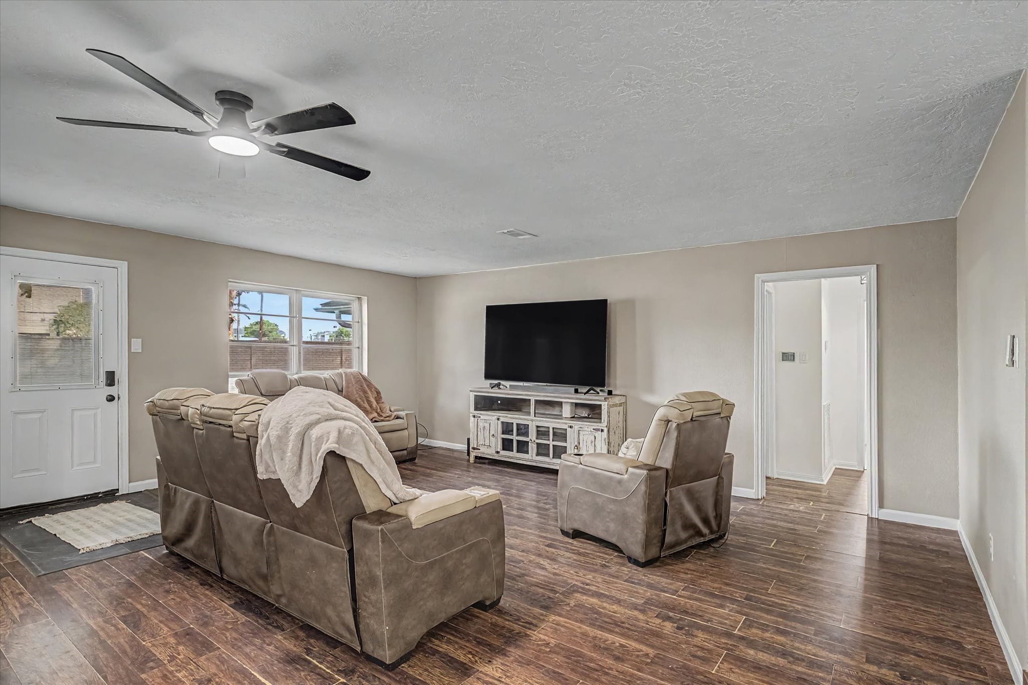 2901 Castle Court Property Photo 8