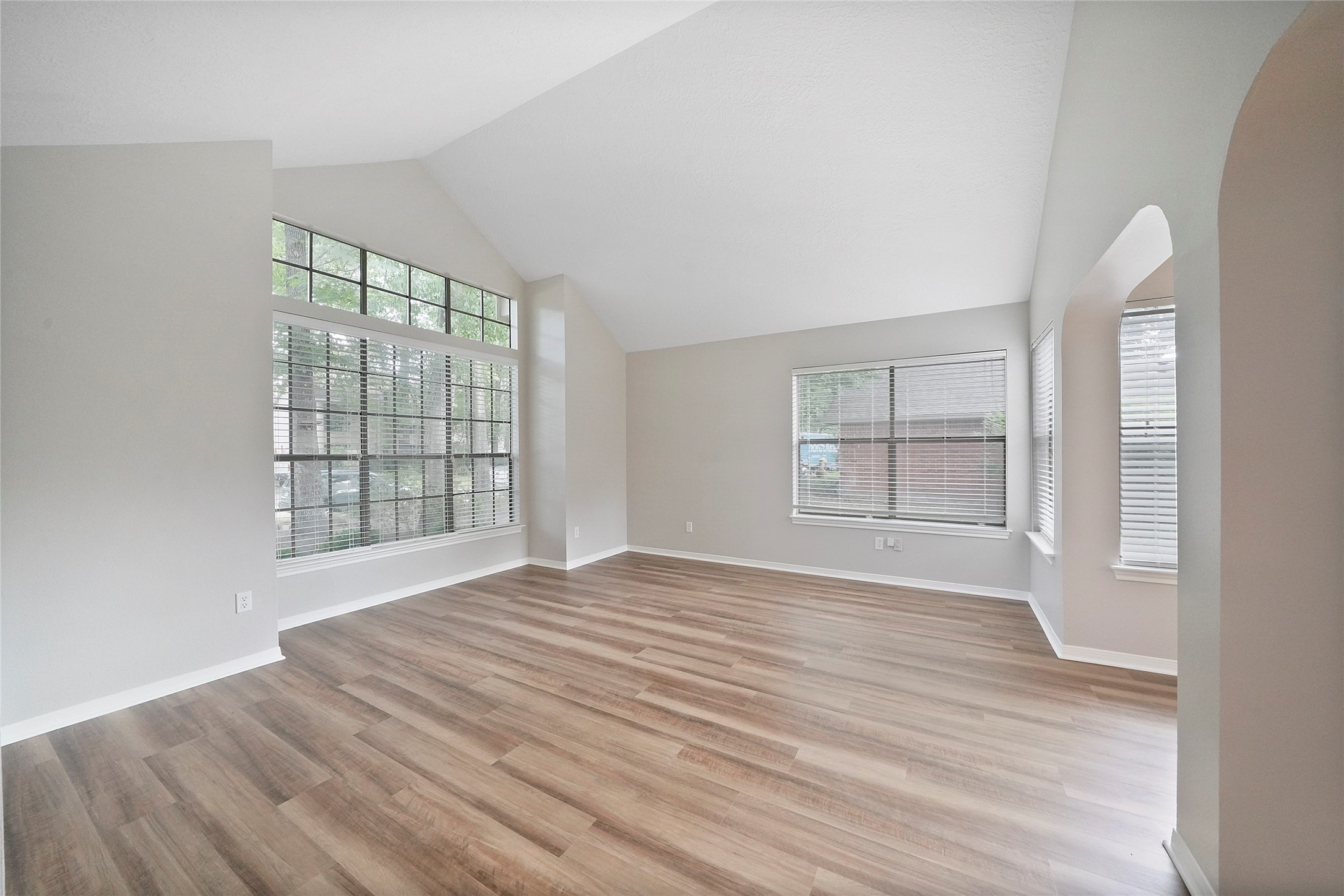 2402 Brookdale Drive Property Photo 17