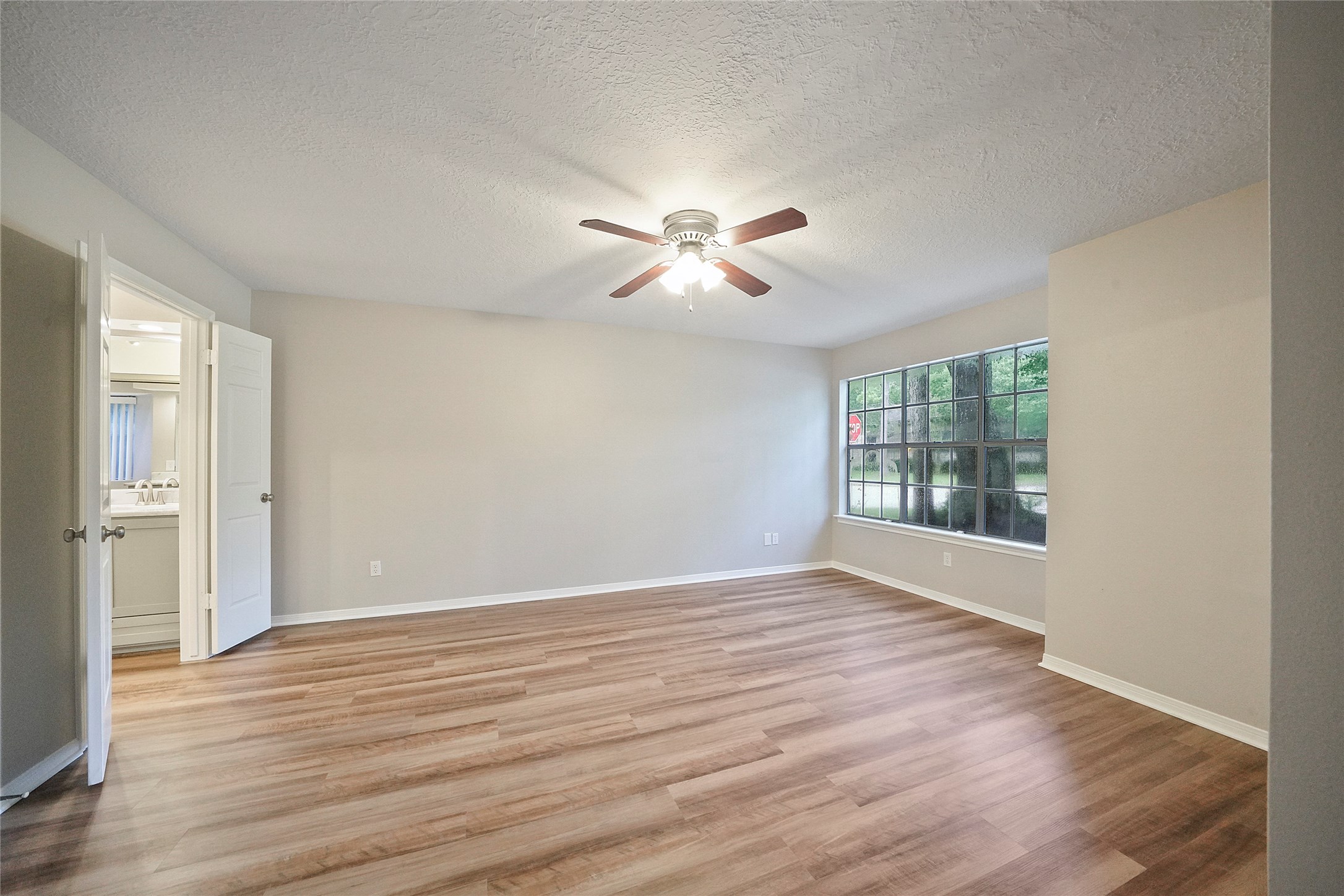 2402 Brookdale Drive Property Photo 20