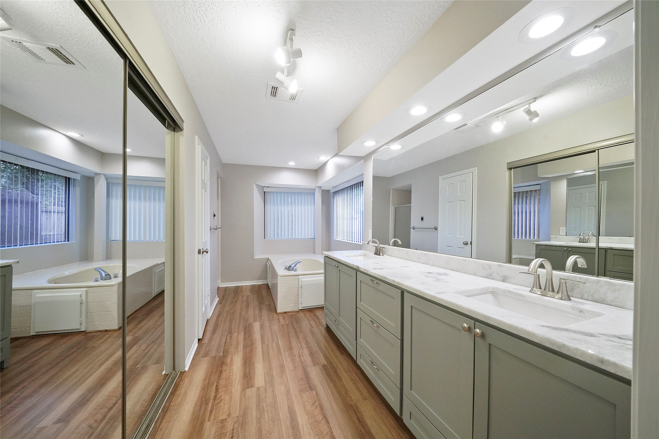 2402 Brookdale Drive Property Photo 22