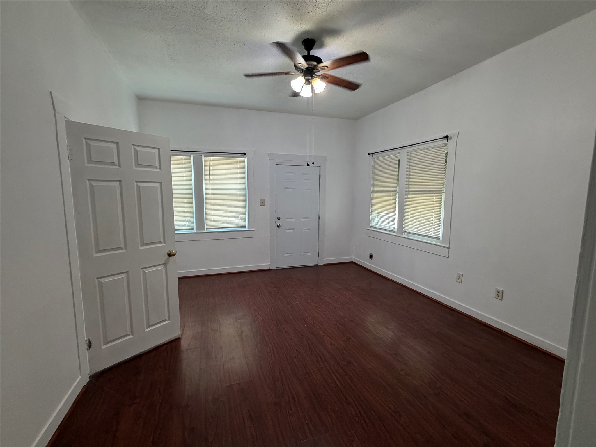 712 Harrington Street B Property Photo 3