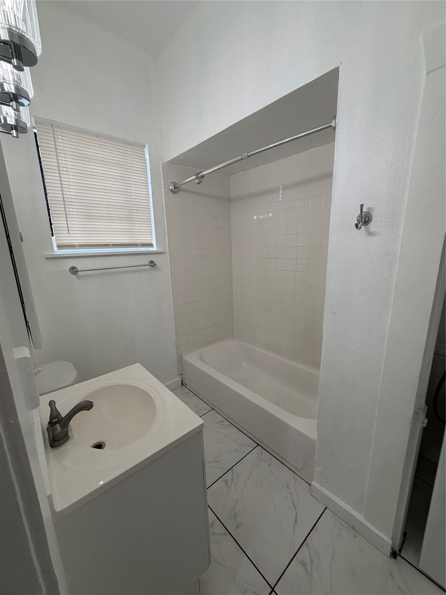 712 Harrington Street B Property Photo 8