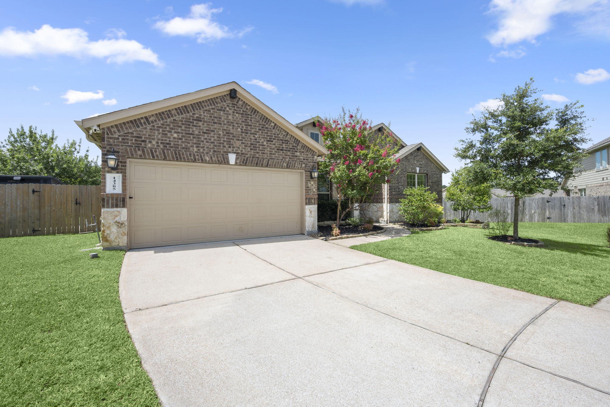 14305 Sawtooth Forest Court Property Photo 2