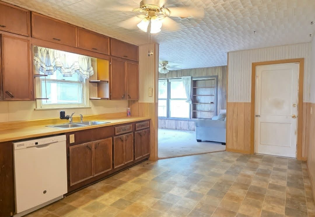 1420 Elm Avenue Property Photo 2