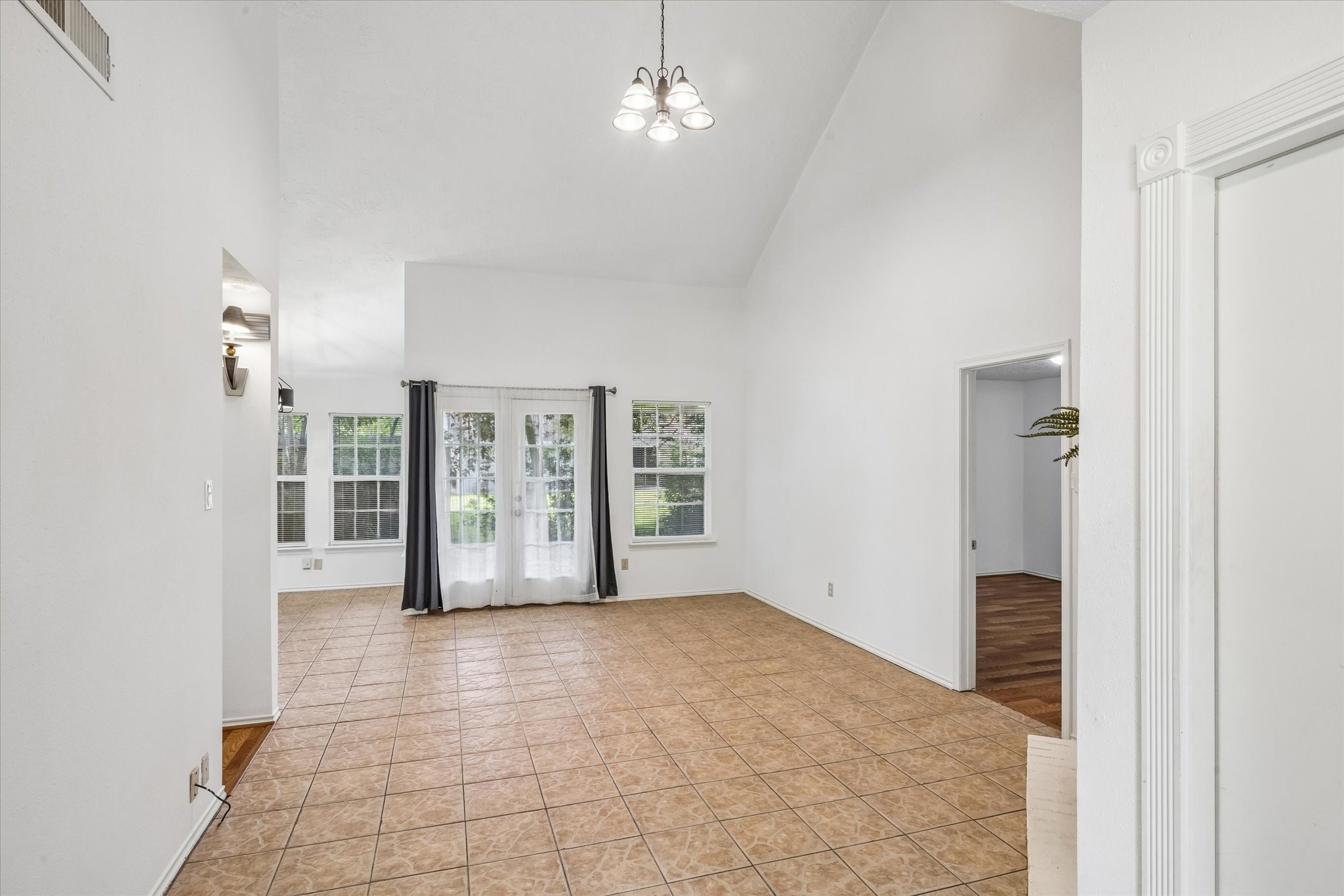910 Country Place Blvd Property Photo 6