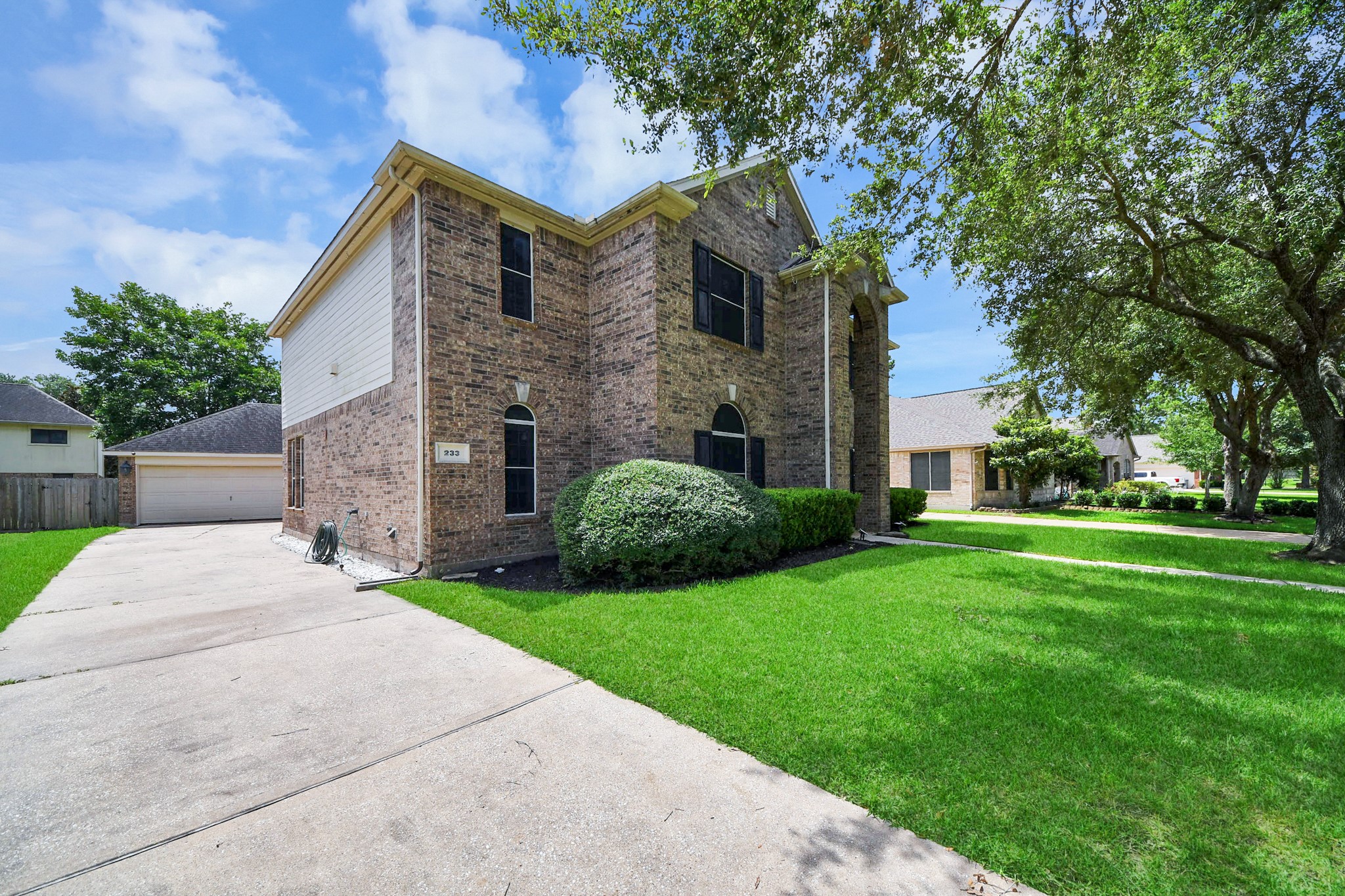 233 Rustic Oaks Drive Property Photo 4
