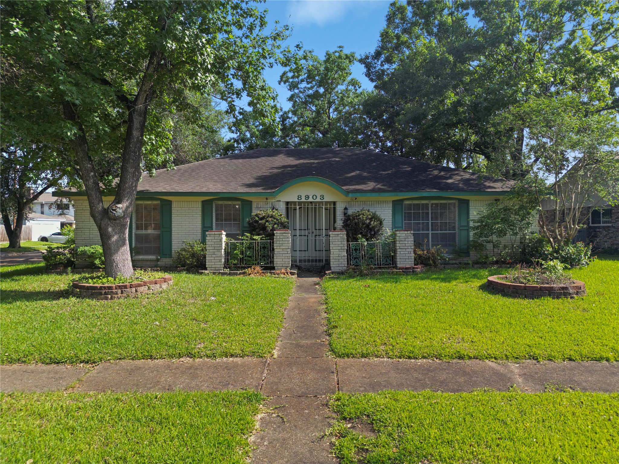 8903 Roos Road Property Photo 3